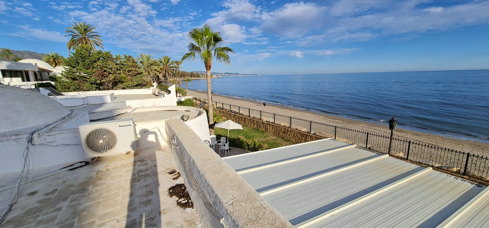 Villa única frente a la playa situada en la zona más deseable de Marbella, la Milla de Oro en Marbella Golden Mile