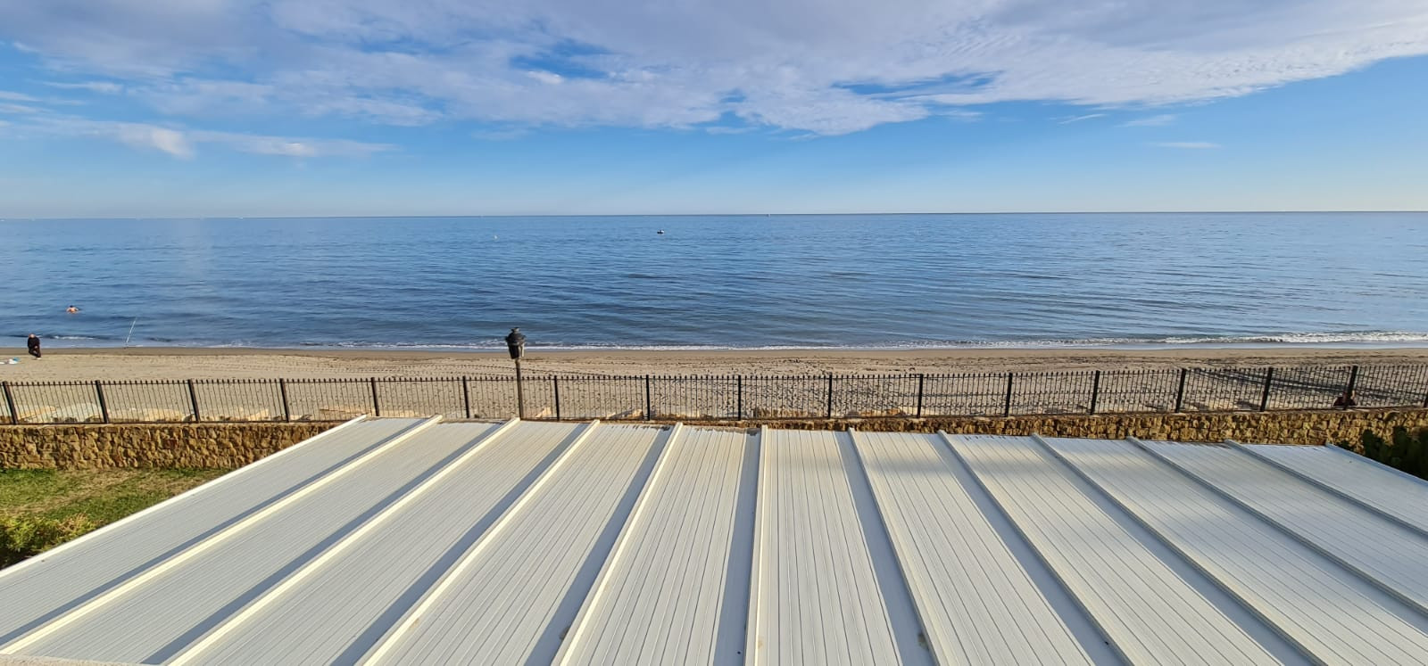 Villa única frente a la playa situada en la zona más deseable de Marbella, la Milla de Oro en Marbella Golden Mile