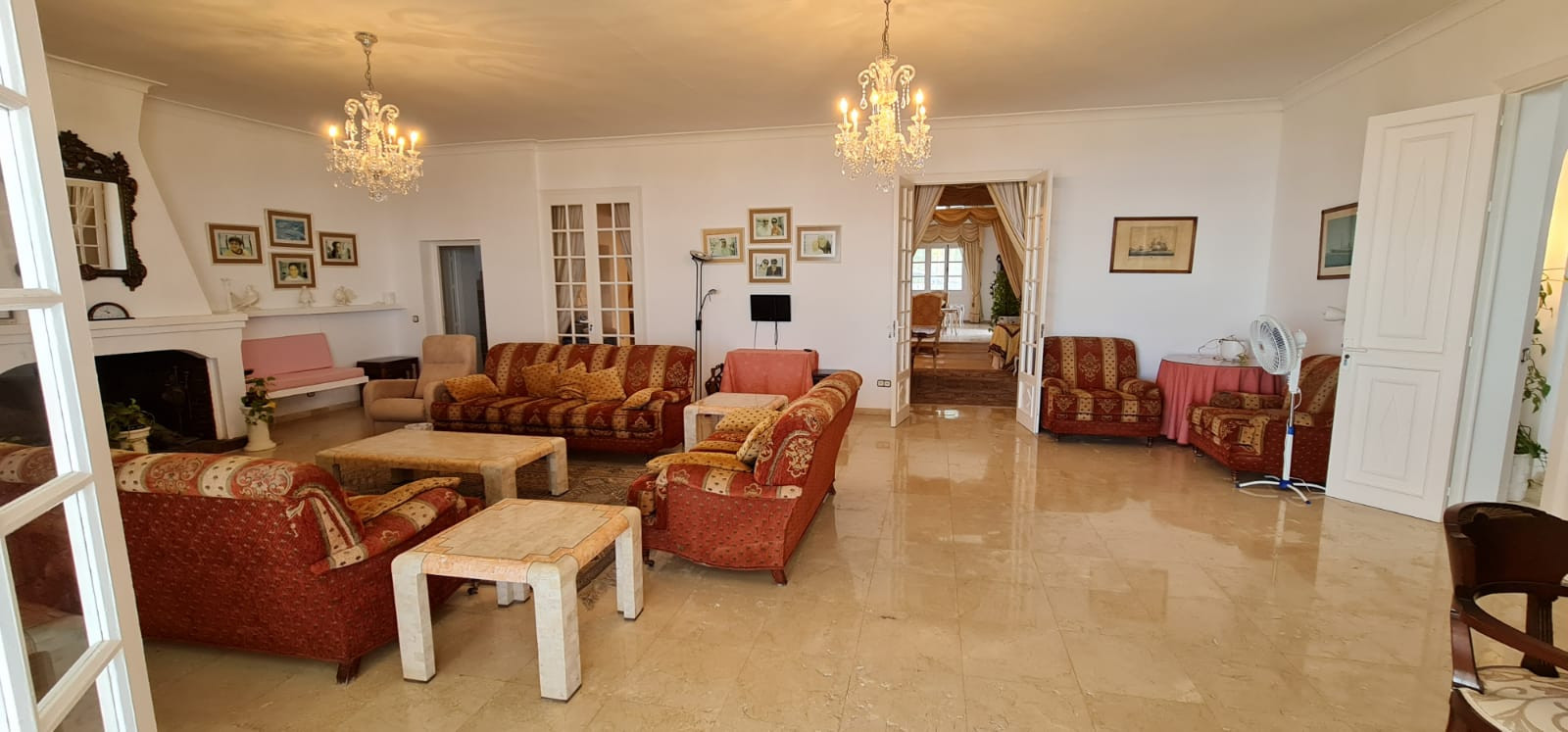 Villa única frente a la playa situada en la zona más deseable de Marbella, la Milla de Oro en Marbella Golden Mile