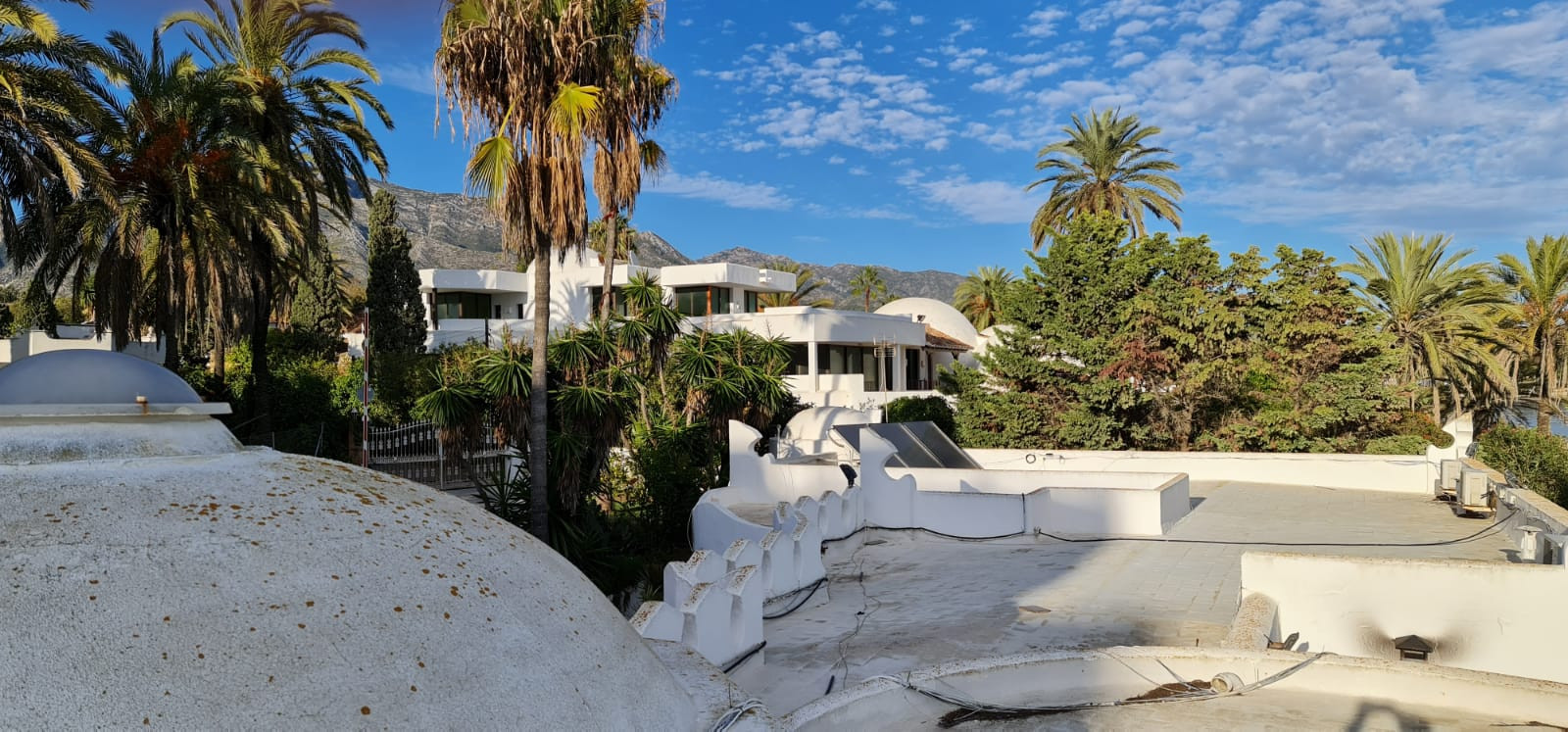 Villa única frente a la playa situada en la zona más deseable de Marbella, la Milla de Oro en Marbella Golden Mile