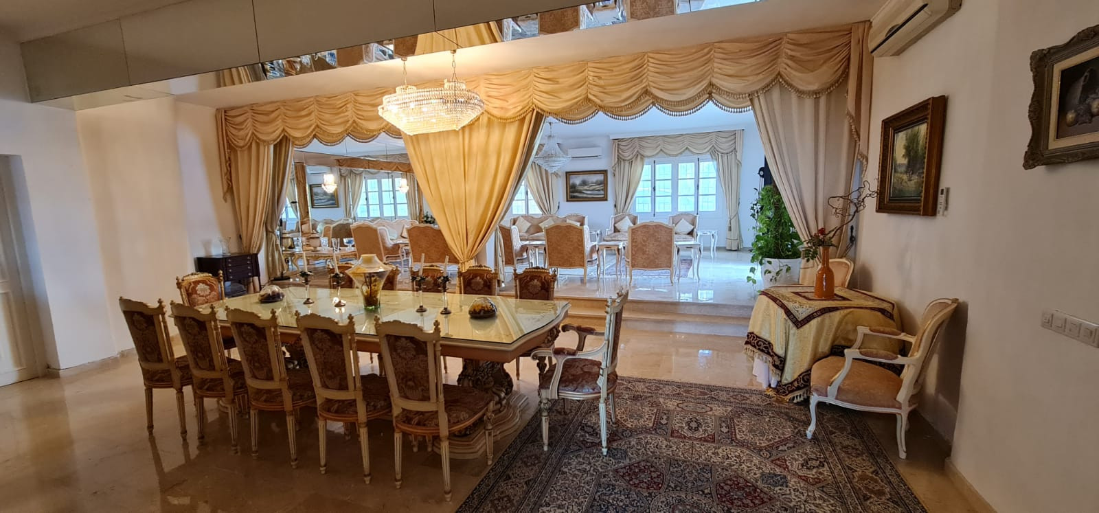 Villa única frente a la playa situada en la zona más deseable de Marbella, la Milla de Oro en Marbella Golden Mile