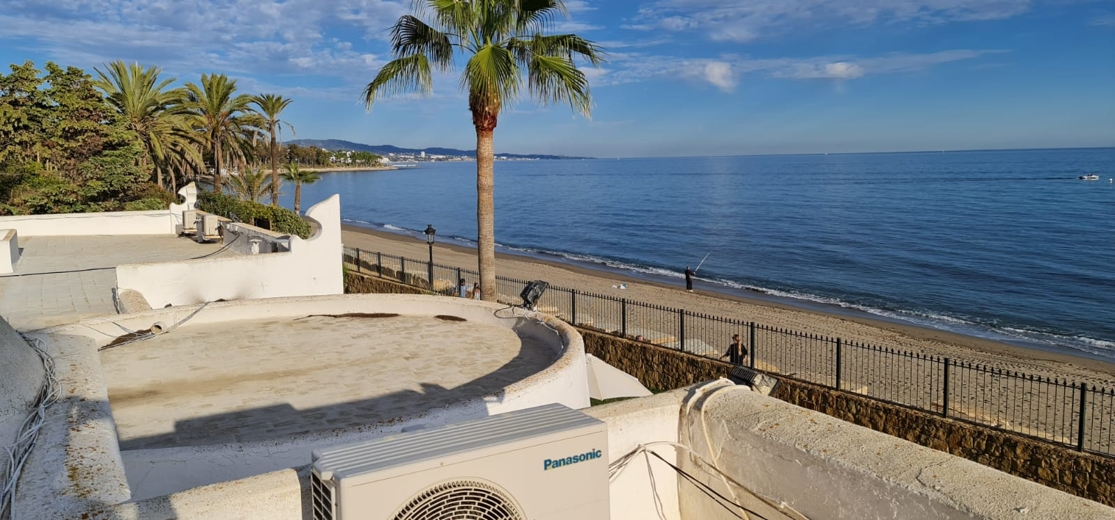 Villa única frente a la playa situada en la zona más deseable de Marbella, la Milla de Oro en Marbella Golden Mile