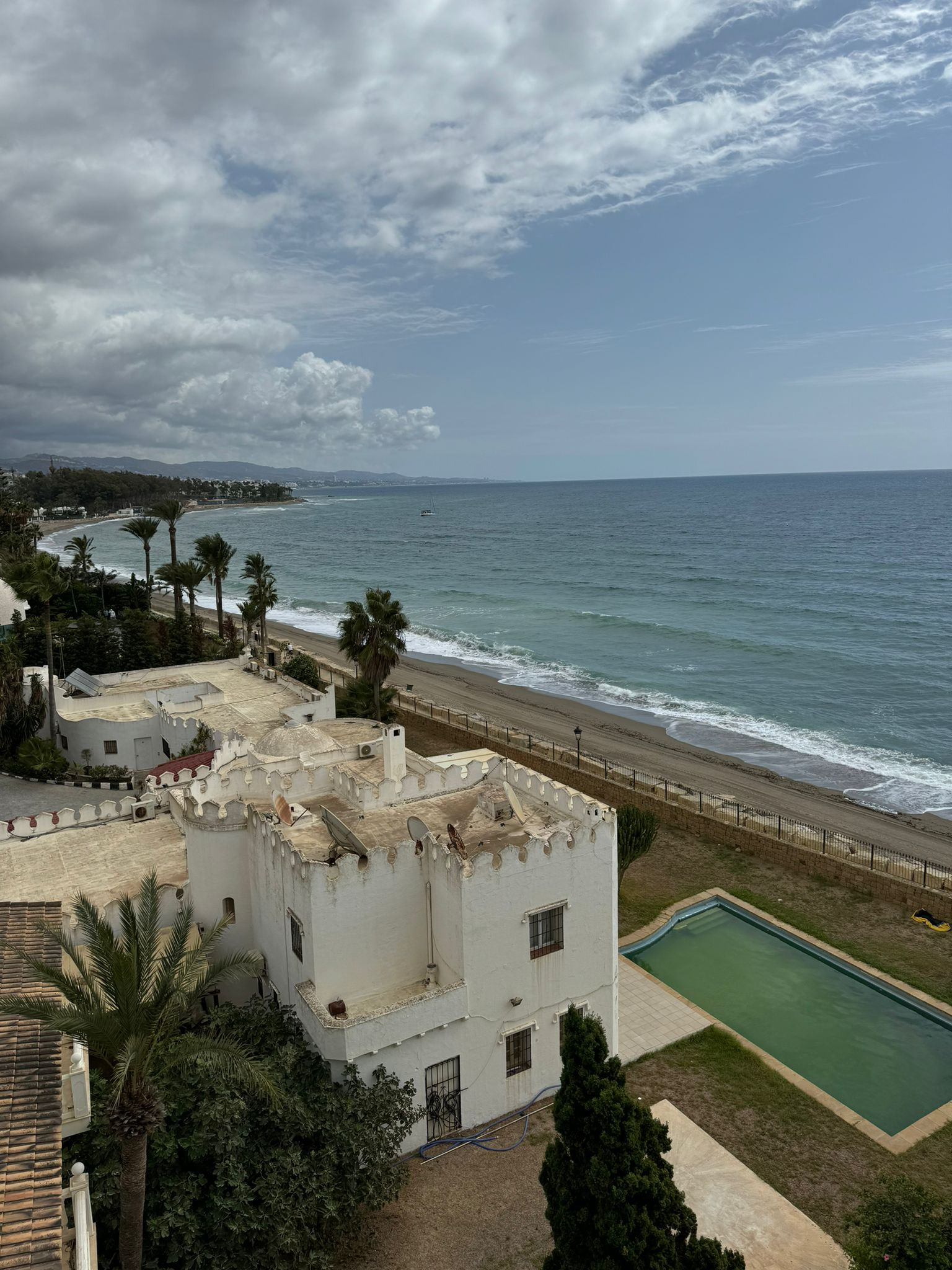 Villa única frente a la playa situada en la zona más deseable de Marbella, la Milla de Oro en Marbella Golden Mile
