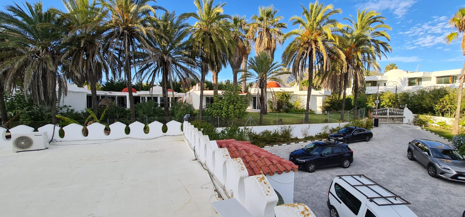 Villa única frente a la playa situada en la zona más deseable de Marbella, la Milla de Oro en Marbella Golden Mile