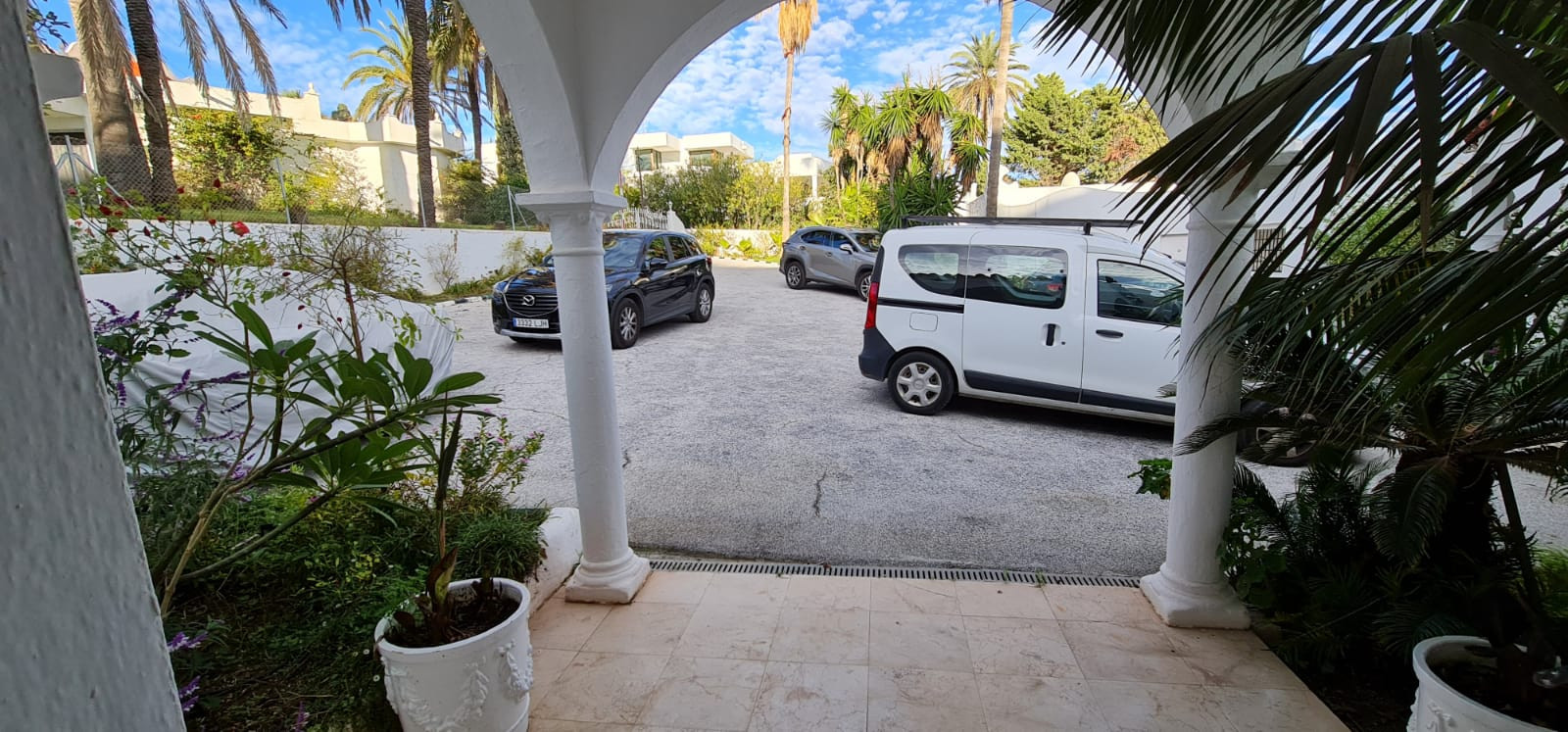 Villa única frente a la playa situada en la zona más deseable de Marbella, la Milla de Oro en Marbella Golden Mile