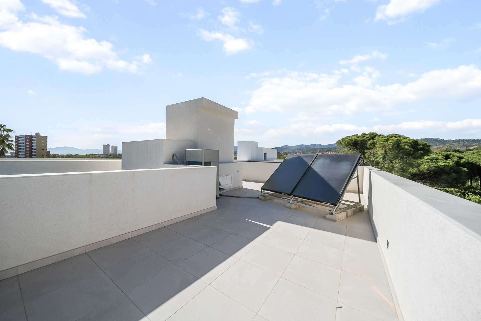 Modern Coastal Elegance: Villa Lujosa en Marbesa en Marbella Este