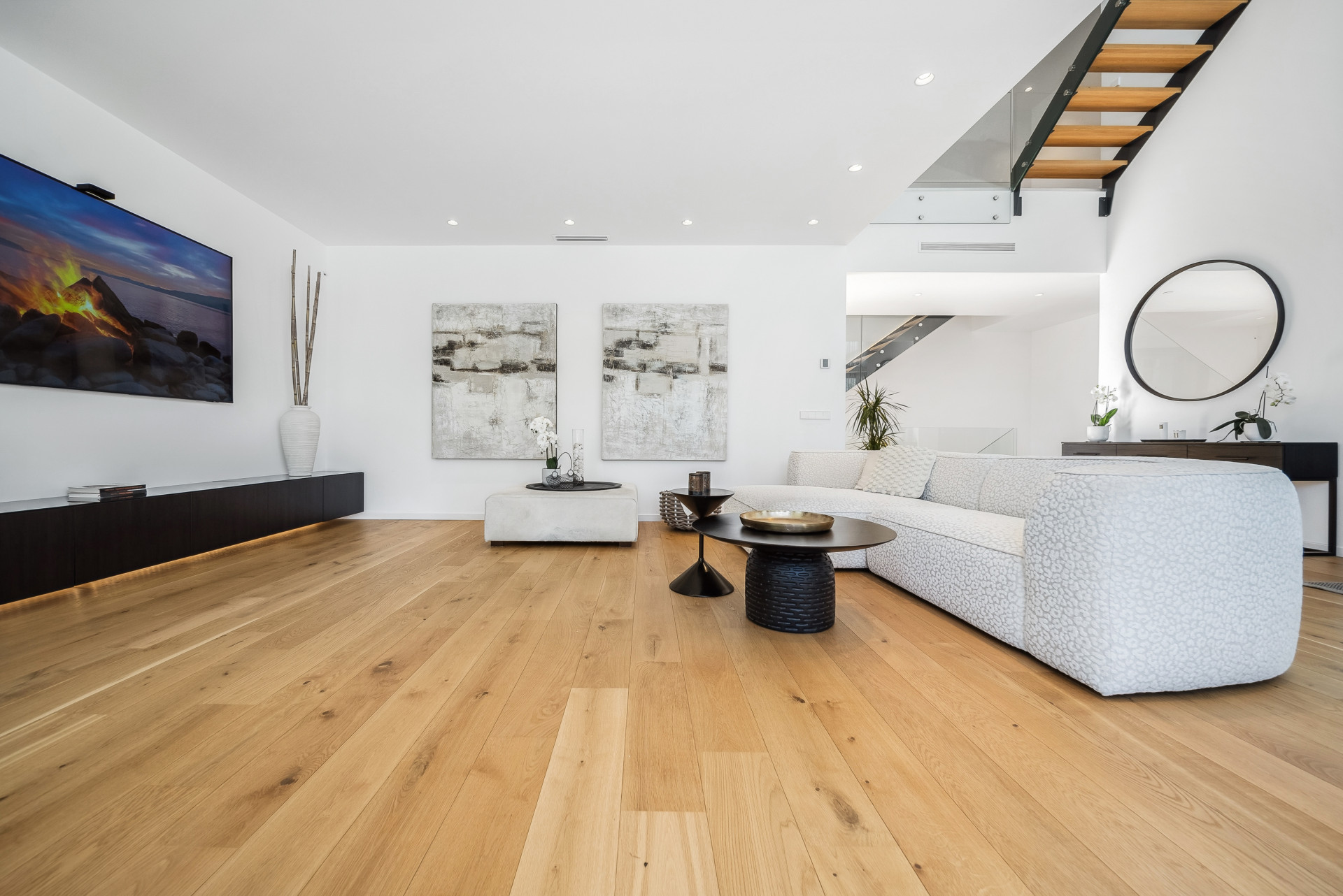 Modern Coastal Elegance: Villa Lujosa en Marbesa en Marbella Este