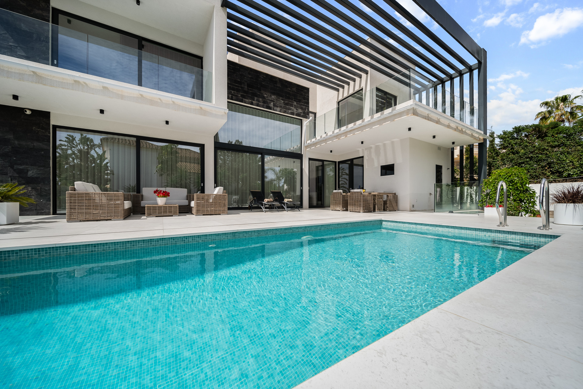 Modern Coastal Elegance: Villa Lujosa en Marbesa en Marbella Este