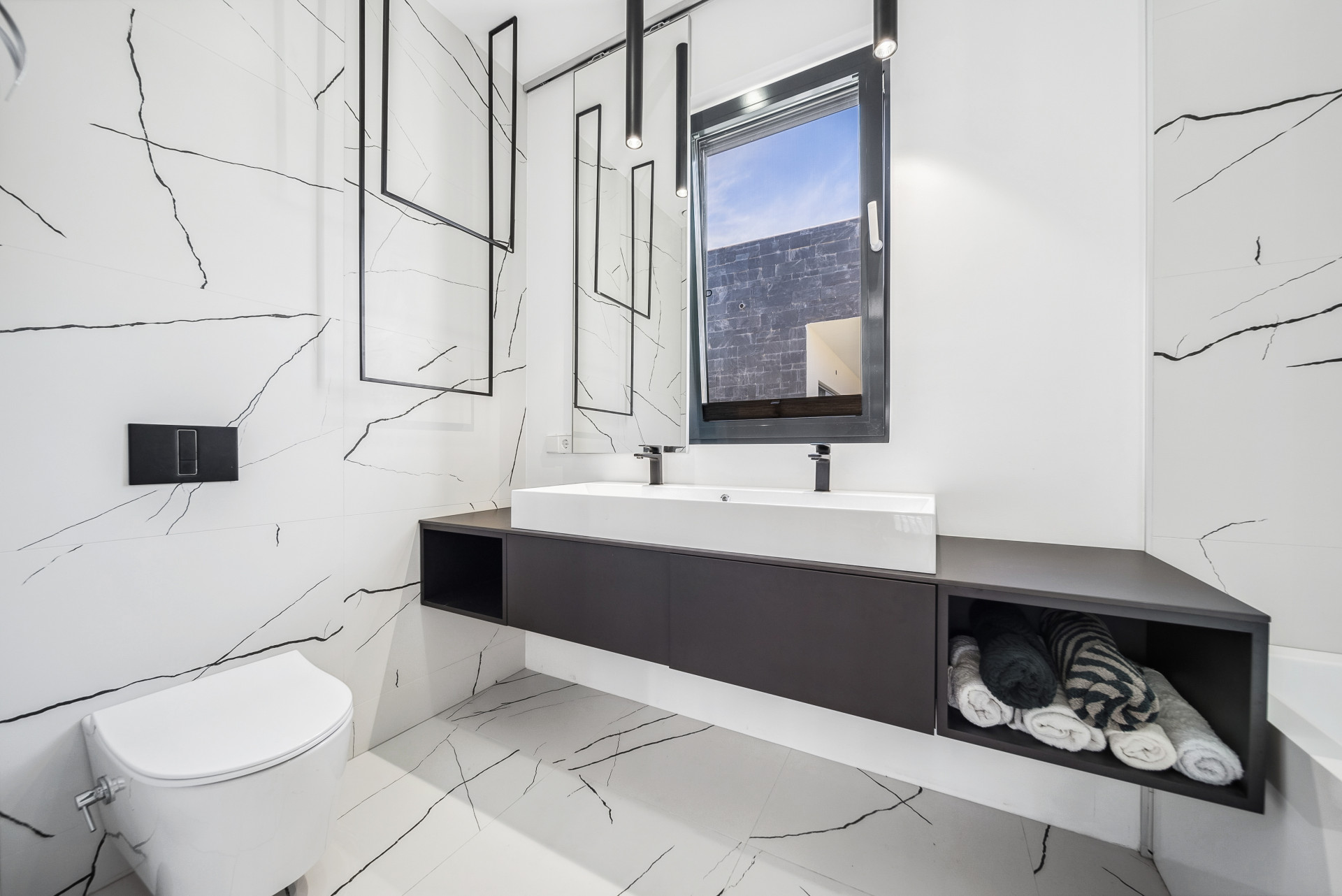 Modern Coastal Elegance: Villa Lujosa en Marbesa en Marbella Este
