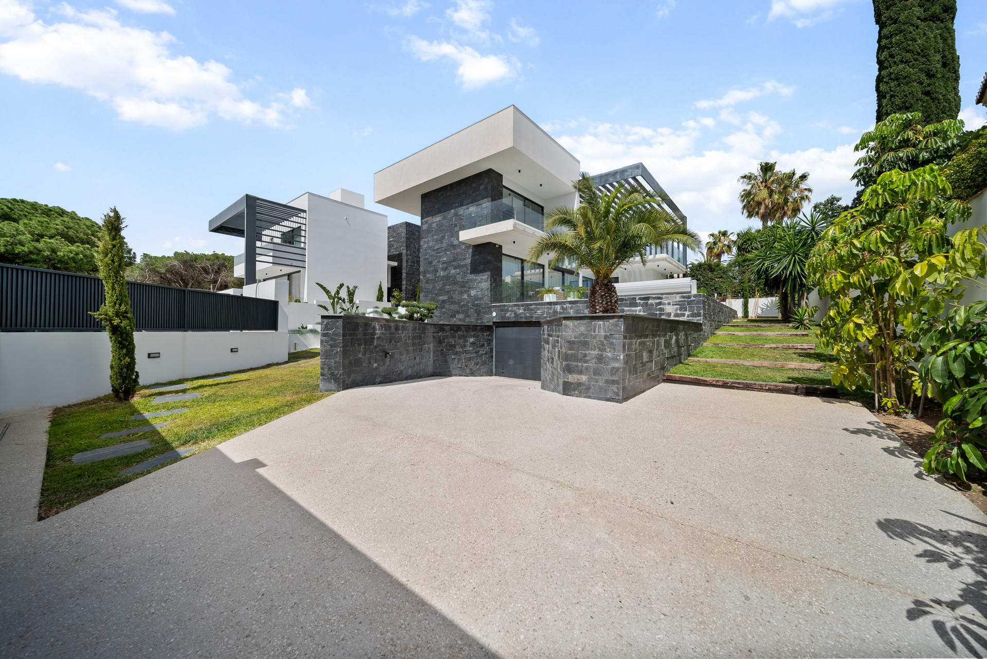 Modern Coastal Elegance: Villa Lujosa en Marbesa en Marbella Este