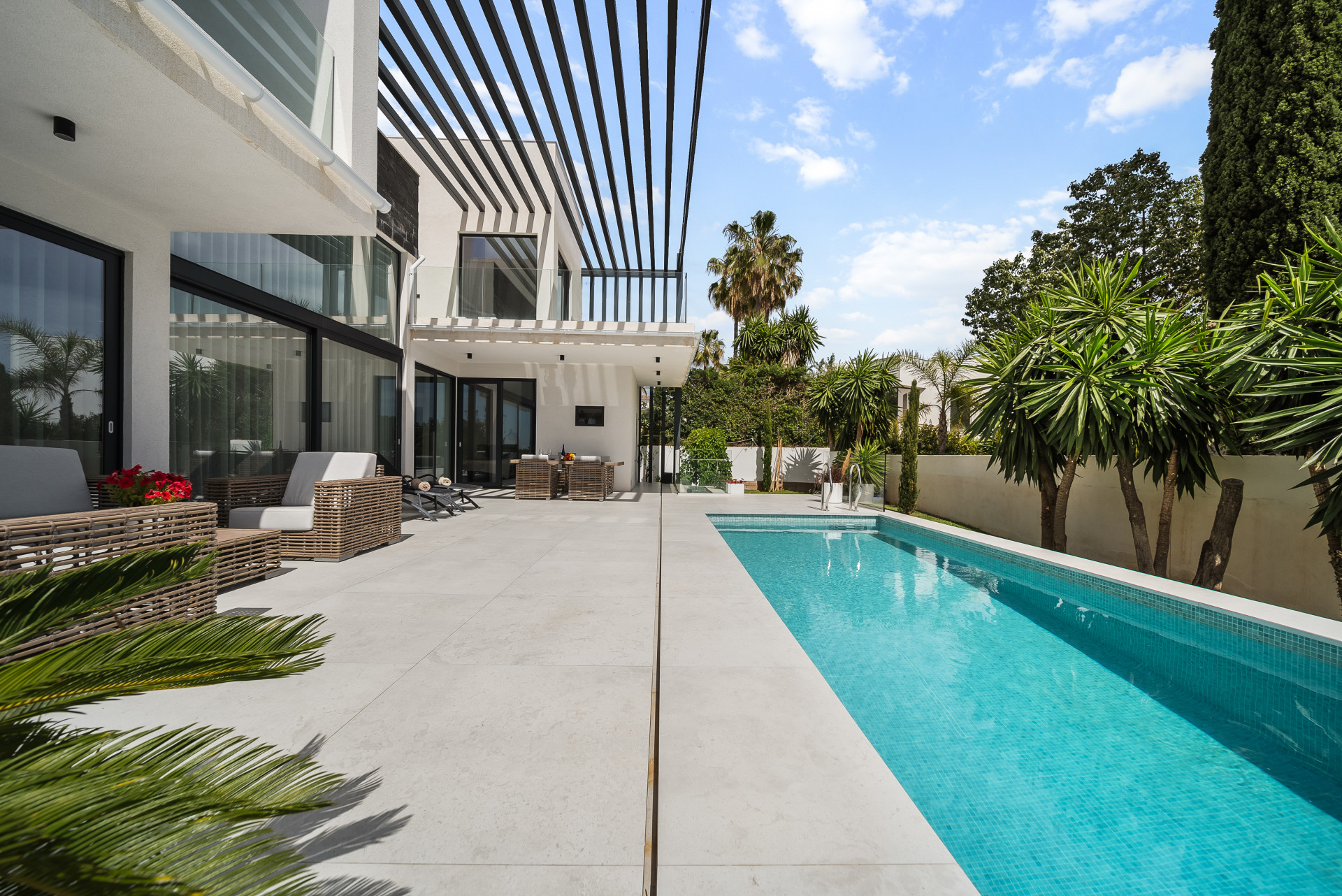 Modern Coastal Elegance: Villa Lujosa en Marbesa en Marbella Este
