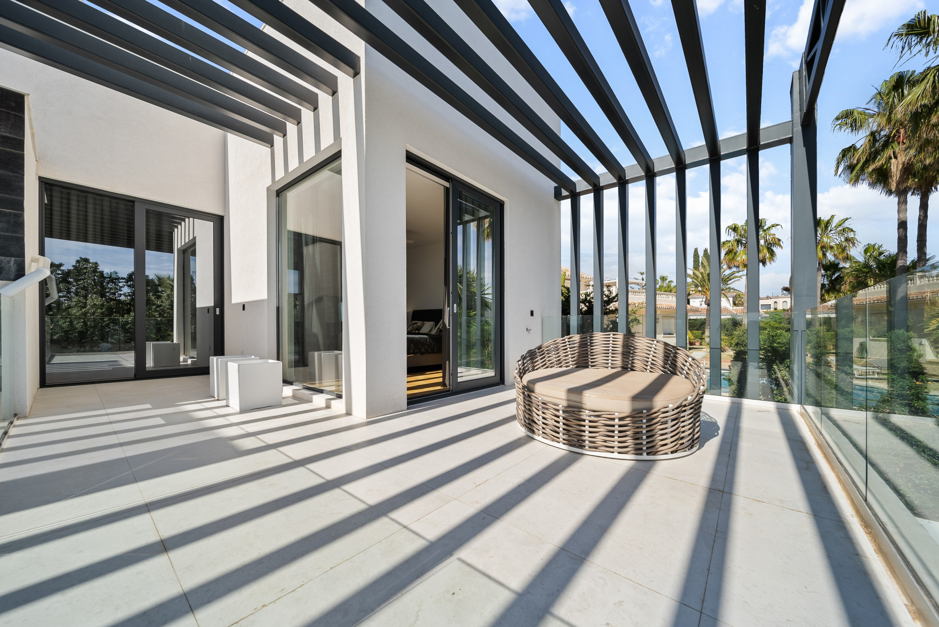 Modern Coastal Elegance: Villa Lujosa en Marbesa en Marbella Este