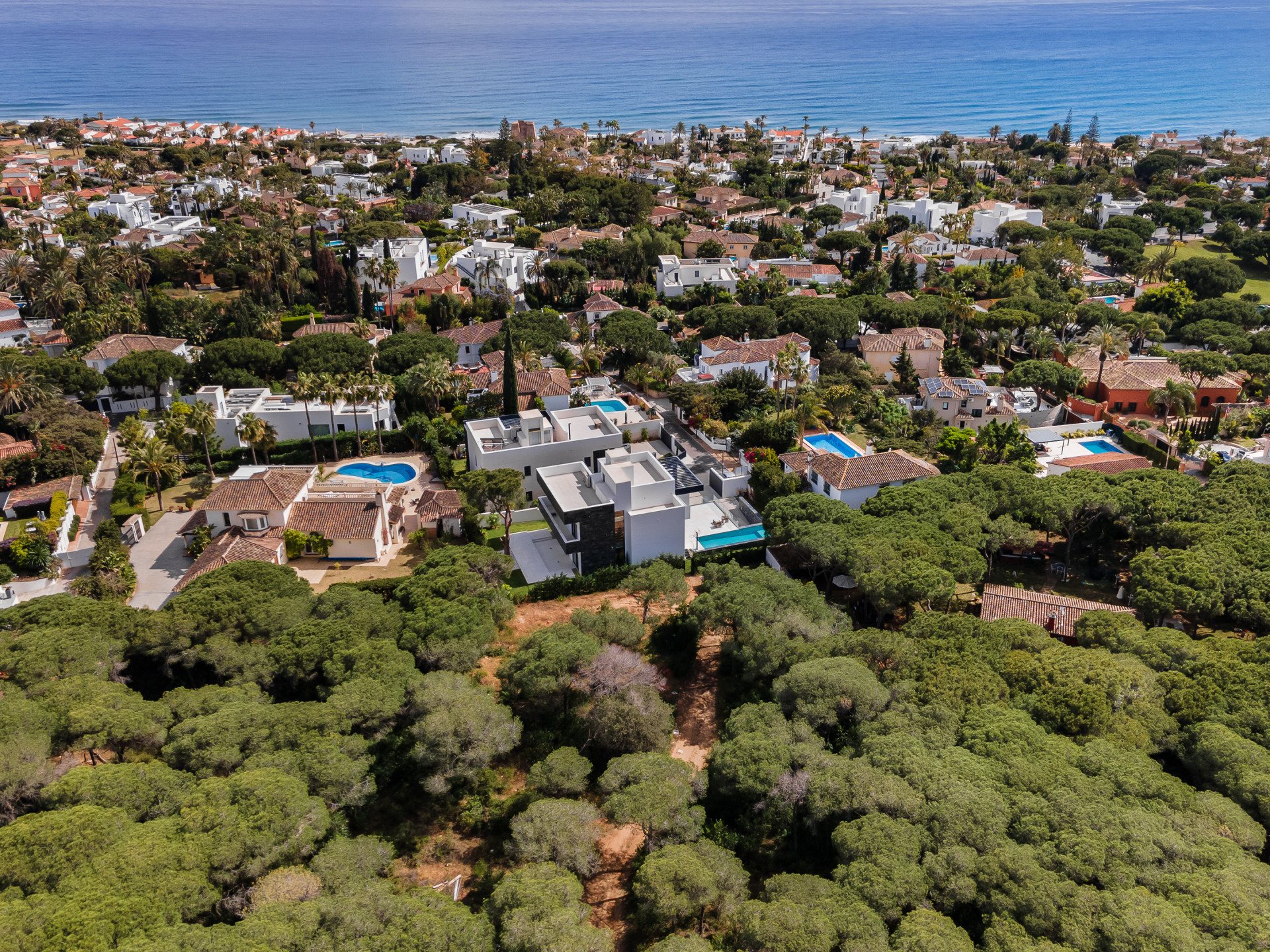Modern Coastal Elegance: Villa Lujosa en Marbesa en Marbella Este