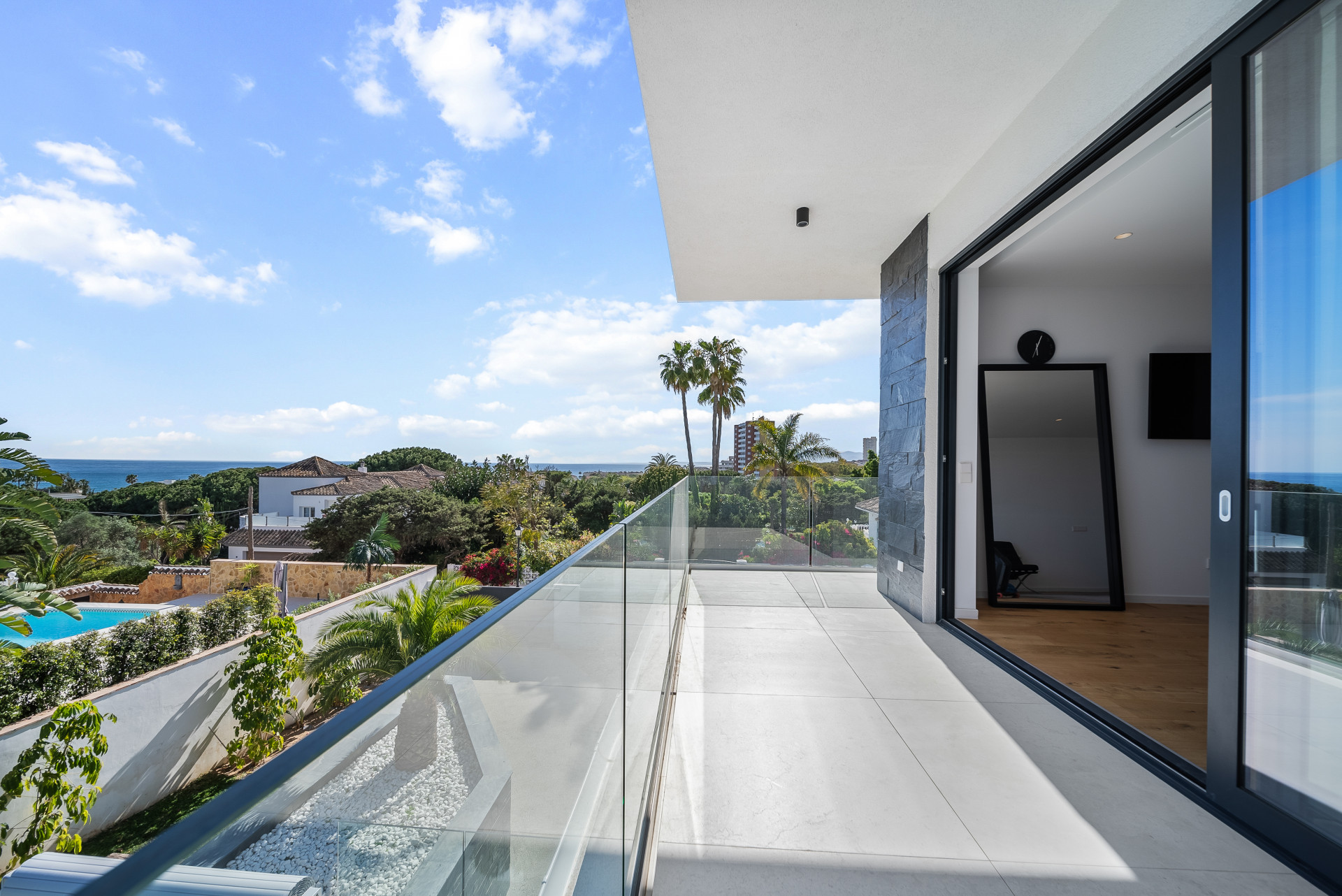 Modern Coastal Elegance: Villa Lujosa en Marbesa en Marbella Este