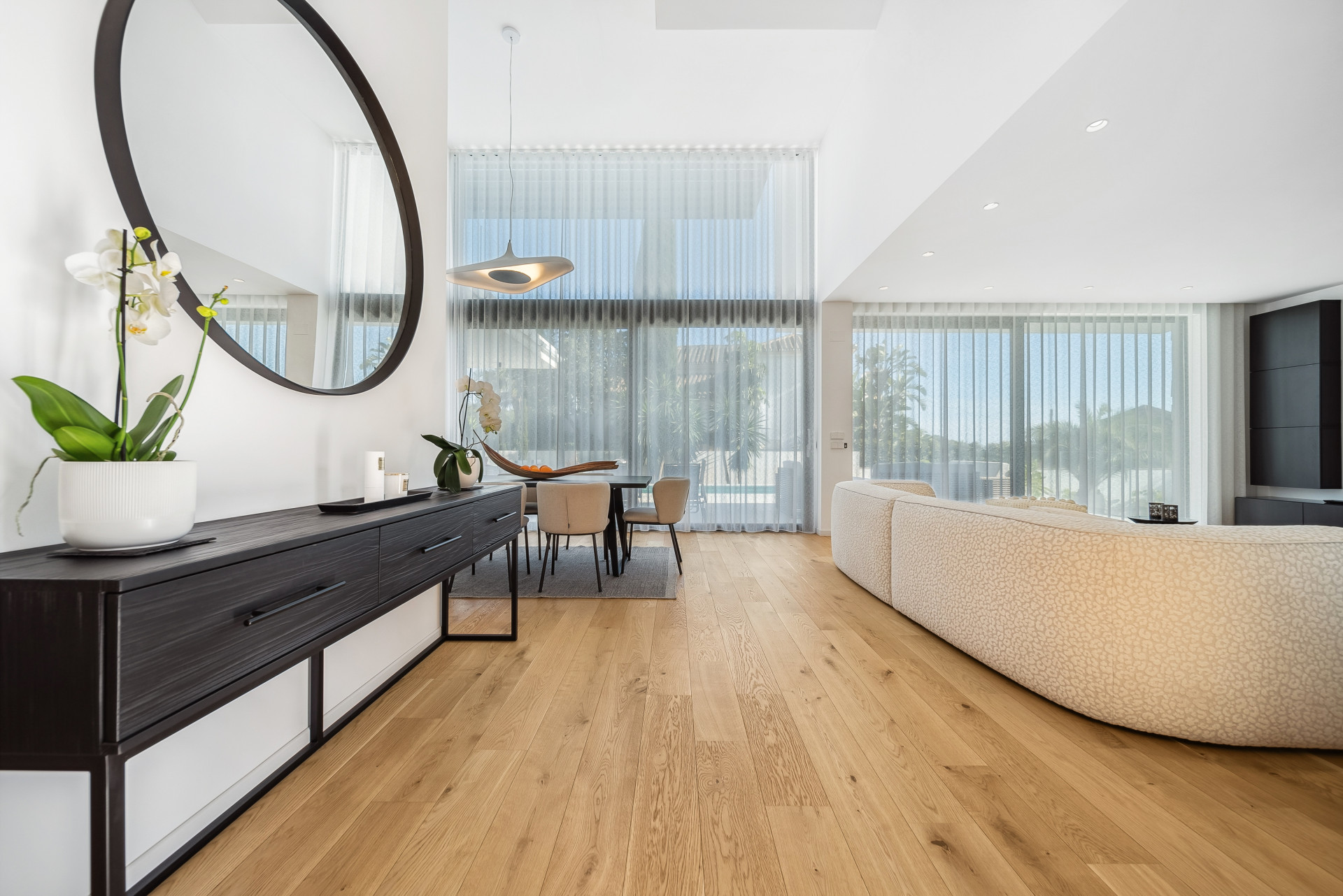 Modern Coastal Elegance: Villa Lujosa en Marbesa en Marbella Este