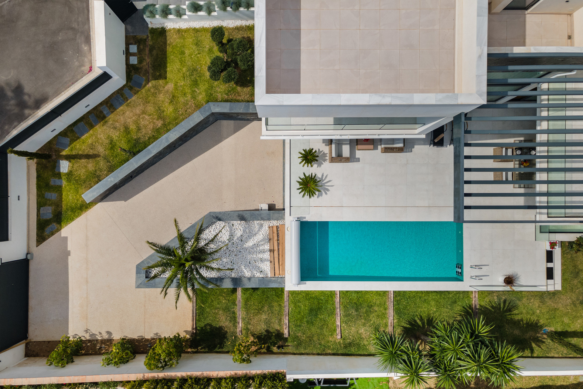 Modern Coastal Elegance: Villa Lujosa en Marbesa en Marbella Este