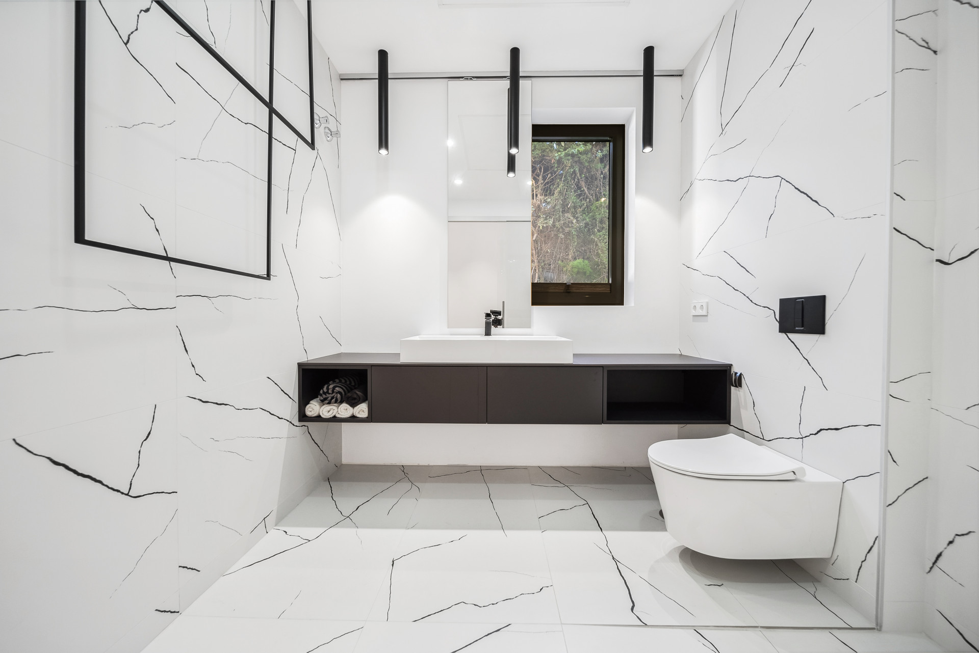 Modern Coastal Elegance: Villa Lujosa en Marbesa en Marbella Este