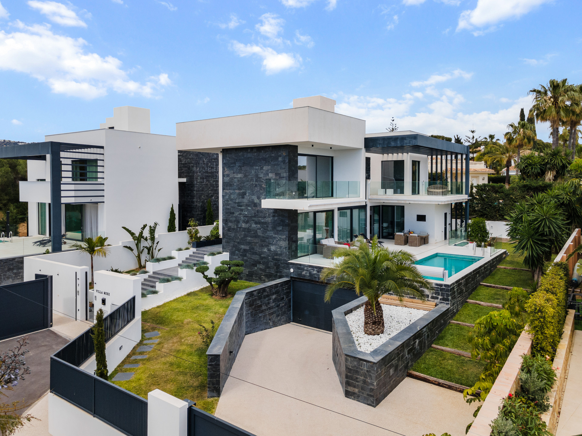 Modern Coastal Elegance: Villa Lujosa en Marbesa en Marbella Este