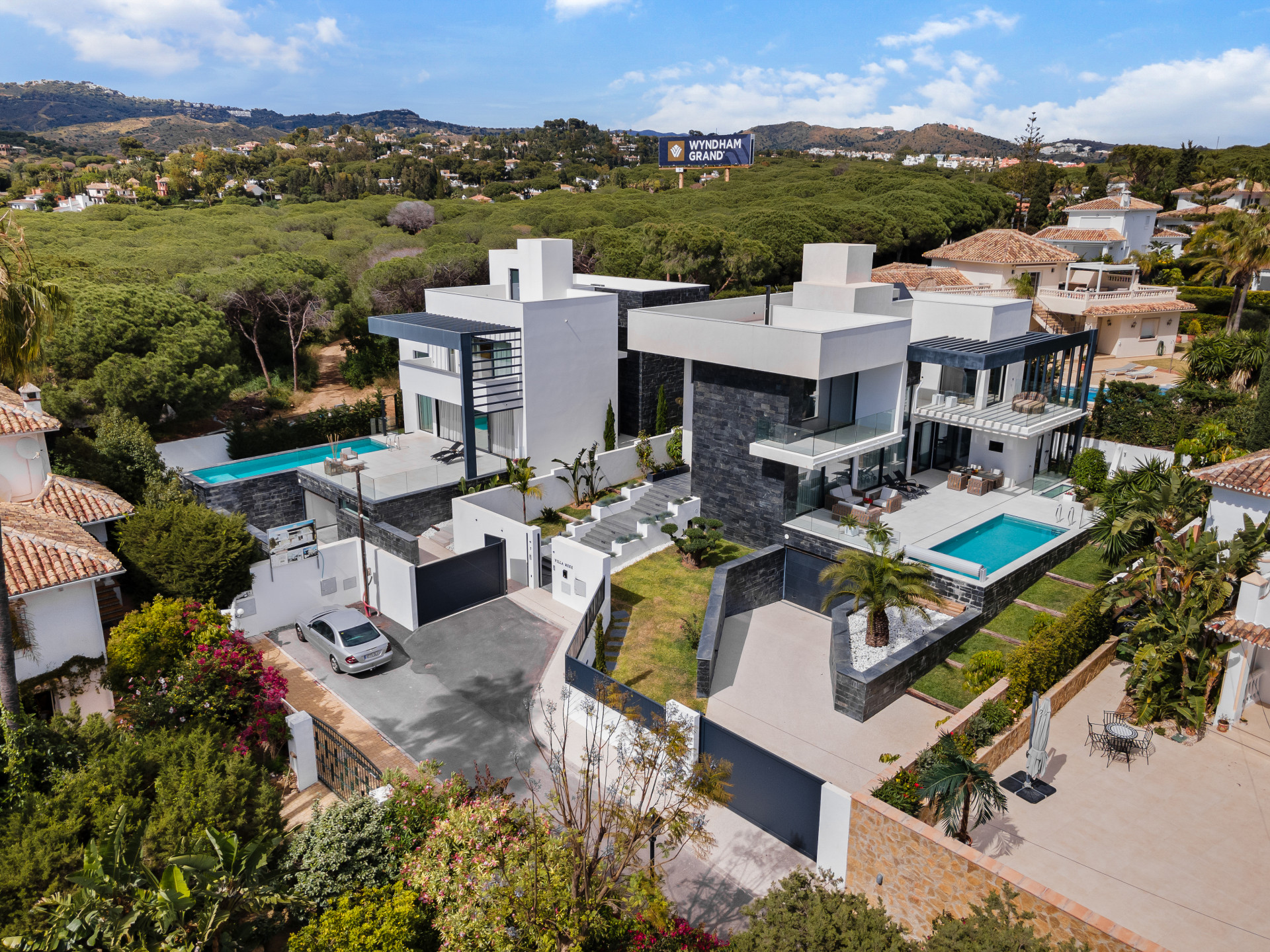 Modern Coastal Elegance: Villa Lujosa en Marbesa en Marbella Este