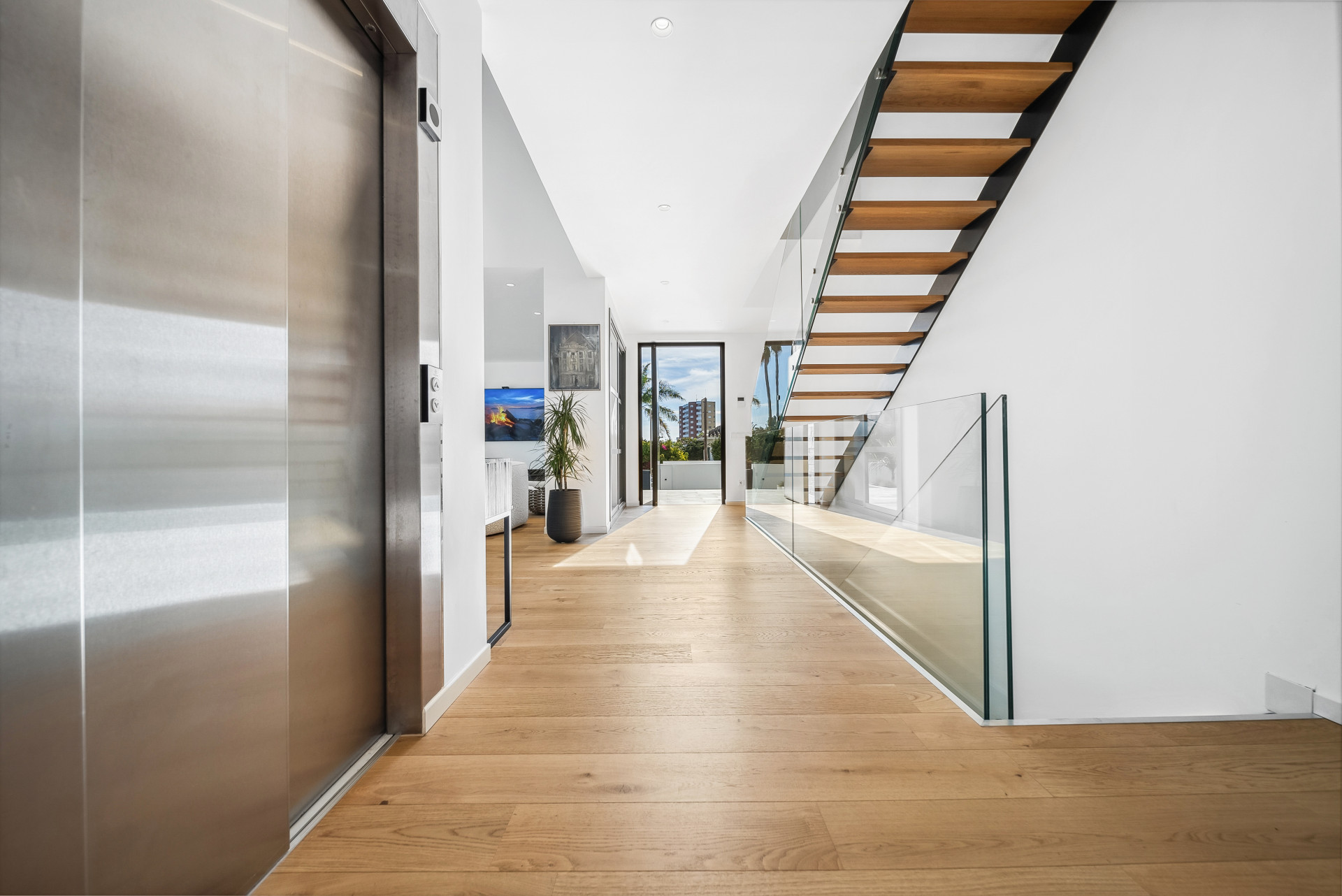 Modern Coastal Elegance: Villa Lujosa en Marbesa en Marbella Este