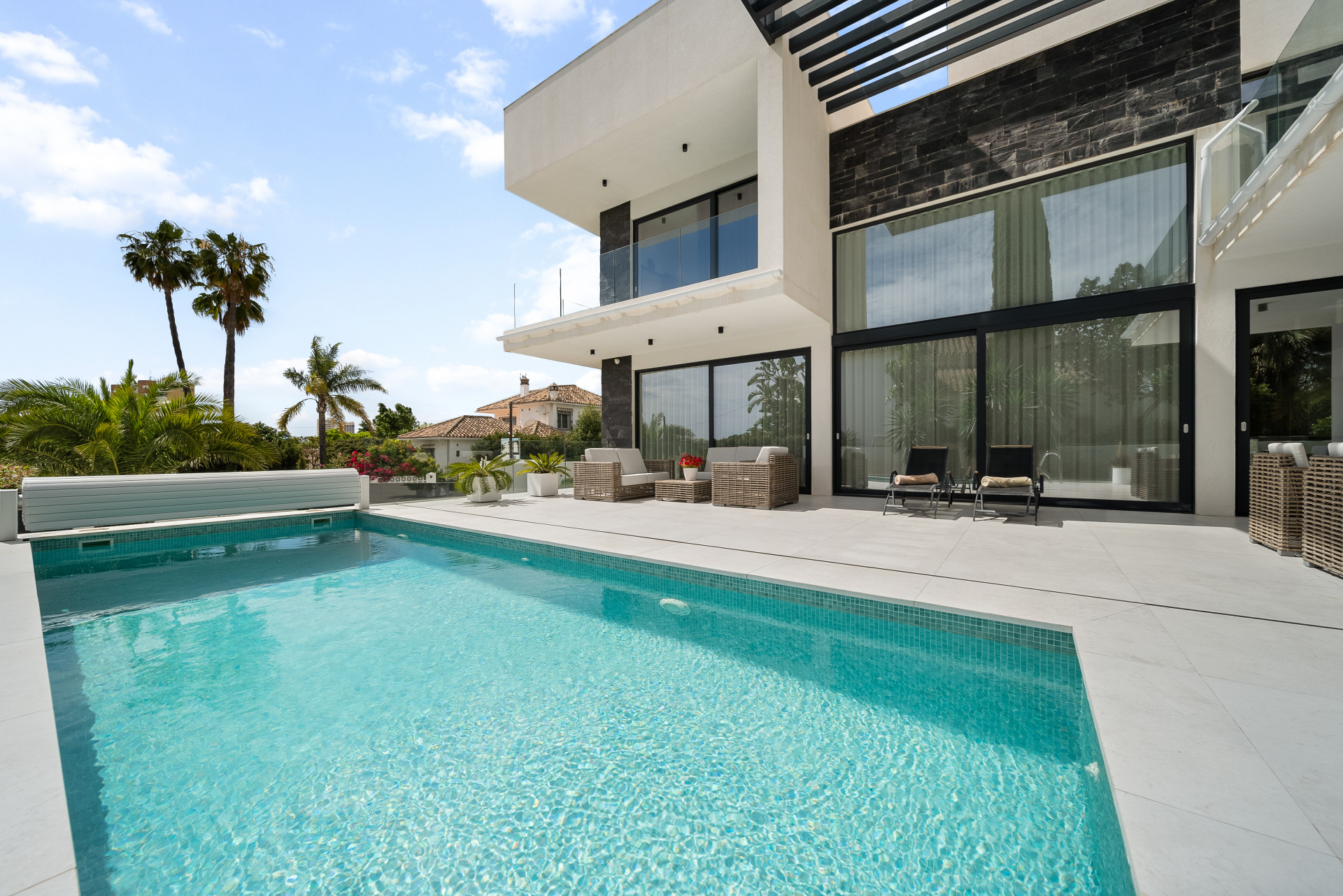 Modern Coastal Elegance: Villa Lujosa en Marbesa en Marbella Este