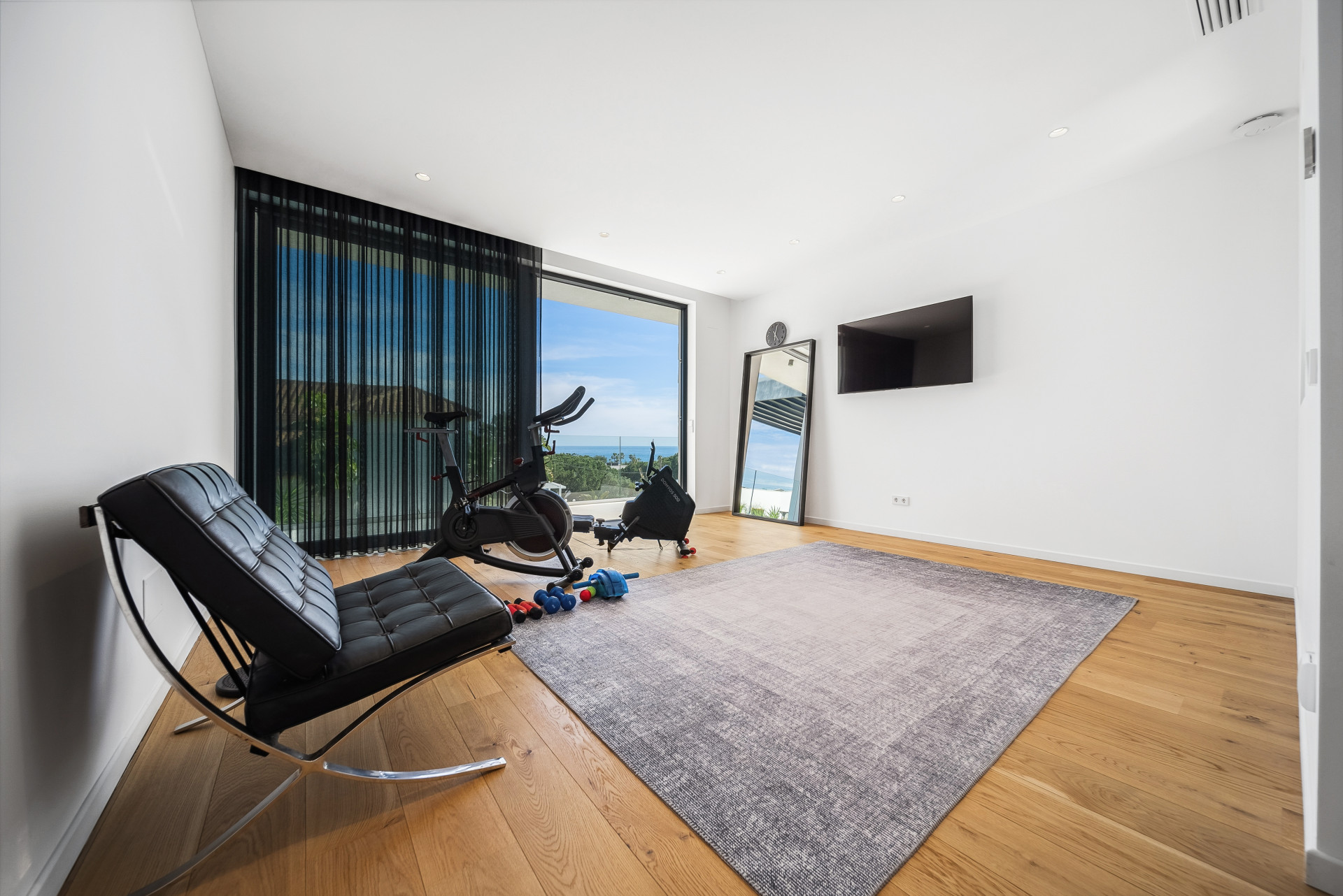 Modern Coastal Elegance: Villa Lujosa en Marbesa en Marbella Este