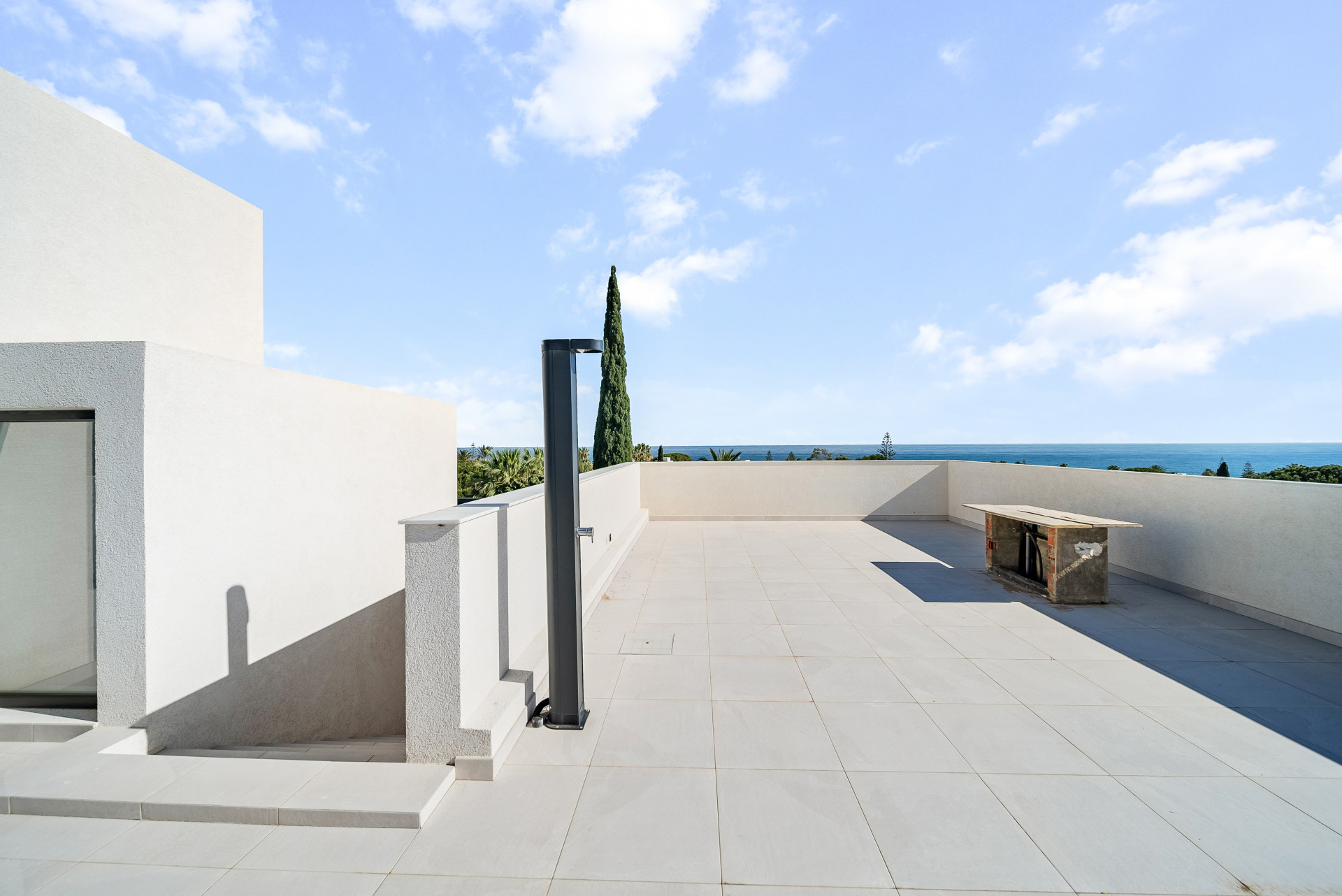 Modern Coastal Elegance: Villa Lujosa en Marbesa en Marbella Este