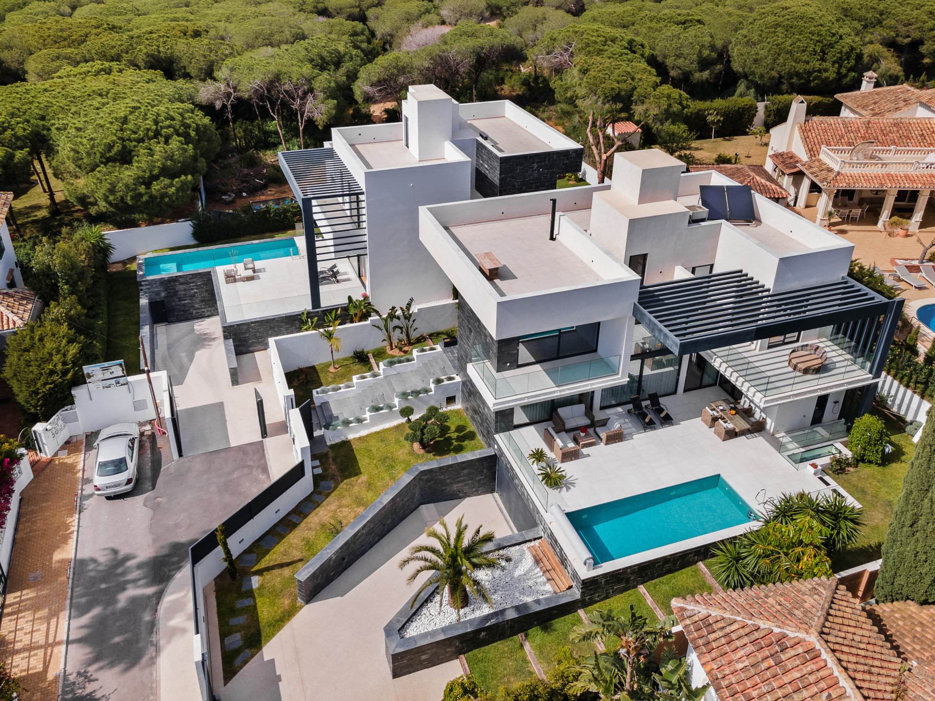 Modern Coastal Elegance: Villa Lujosa en Marbesa en Marbella Este