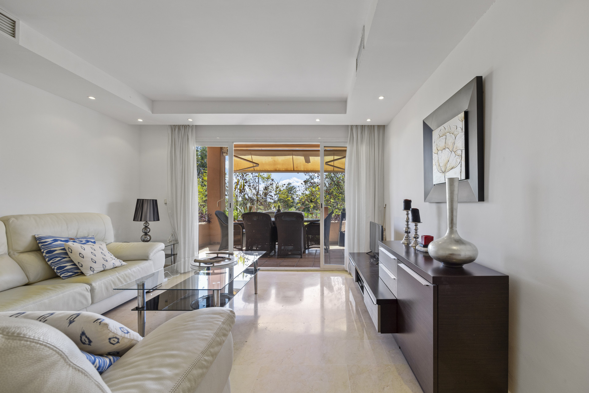 Spacious and bright 4 bedroom apartment in the area of the Golden Mile in Marbella