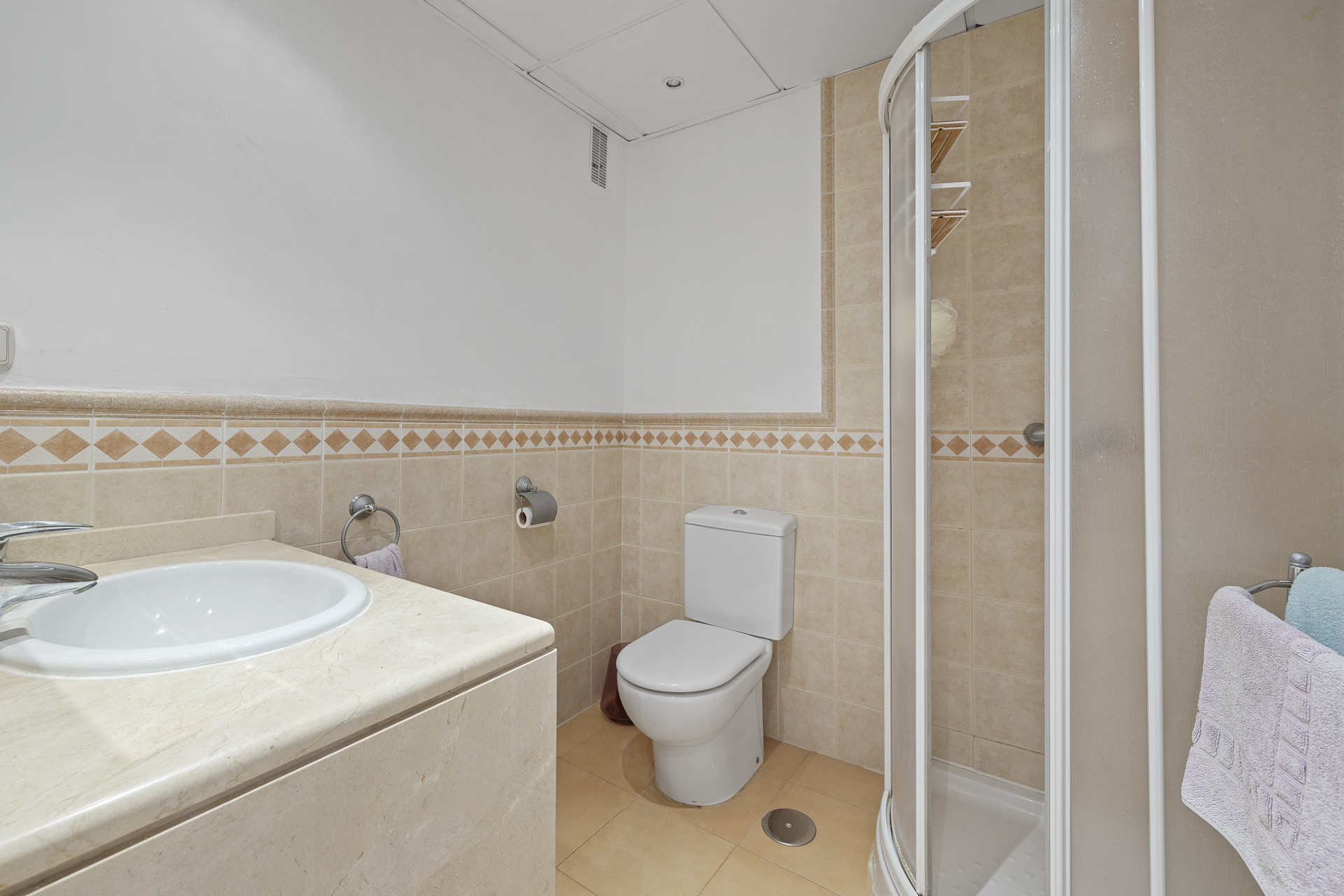 Spacious and bright 4 bedroom apartment in the area of the Golden Mile in Marbella