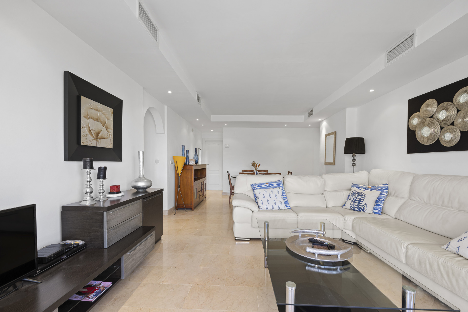 Spacious and bright 4 bedroom apartment in the area of the Golden Mile in Marbella