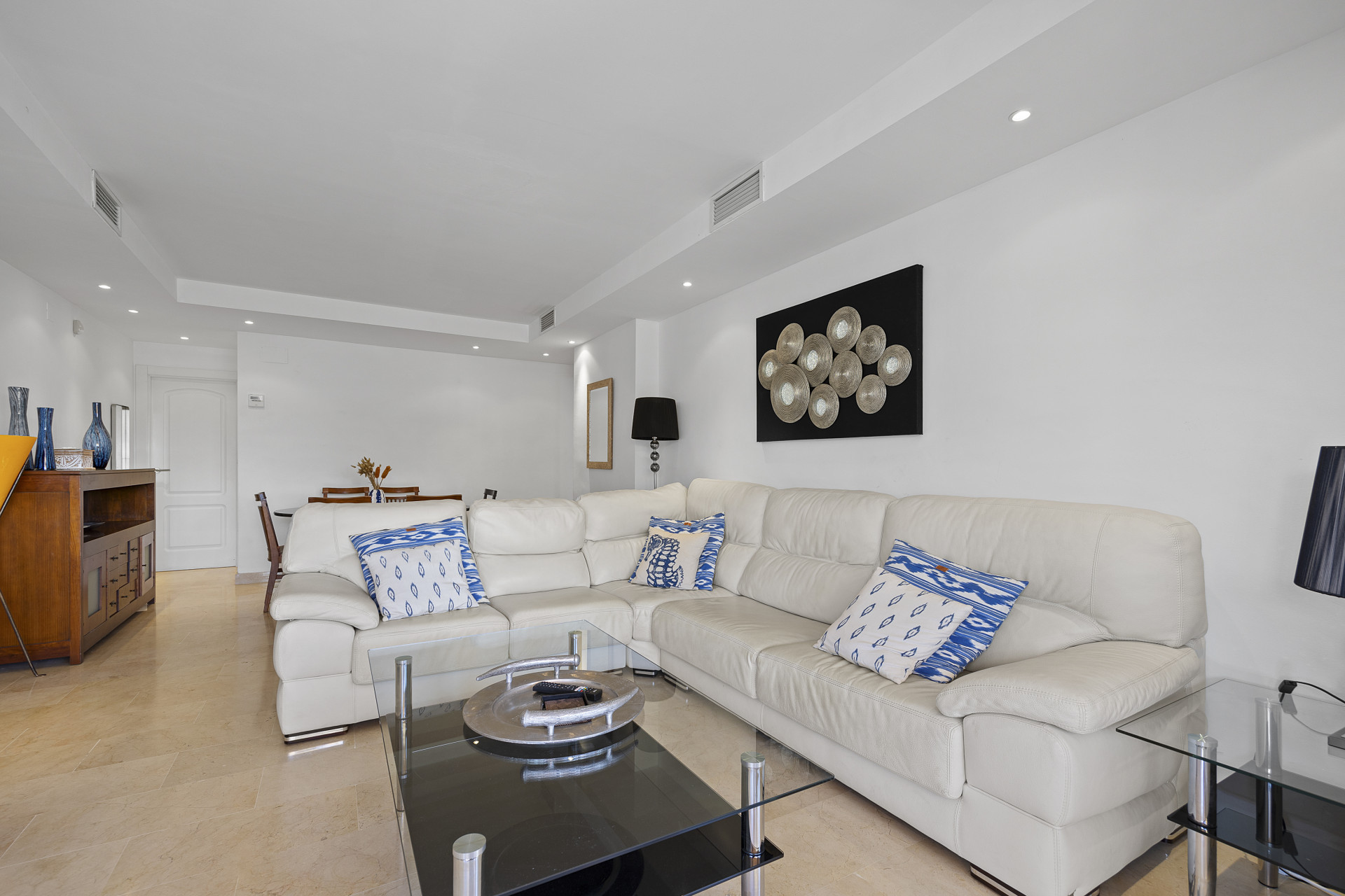 Spacious and bright 4 bedroom apartment in the area of the Golden Mile in Marbella