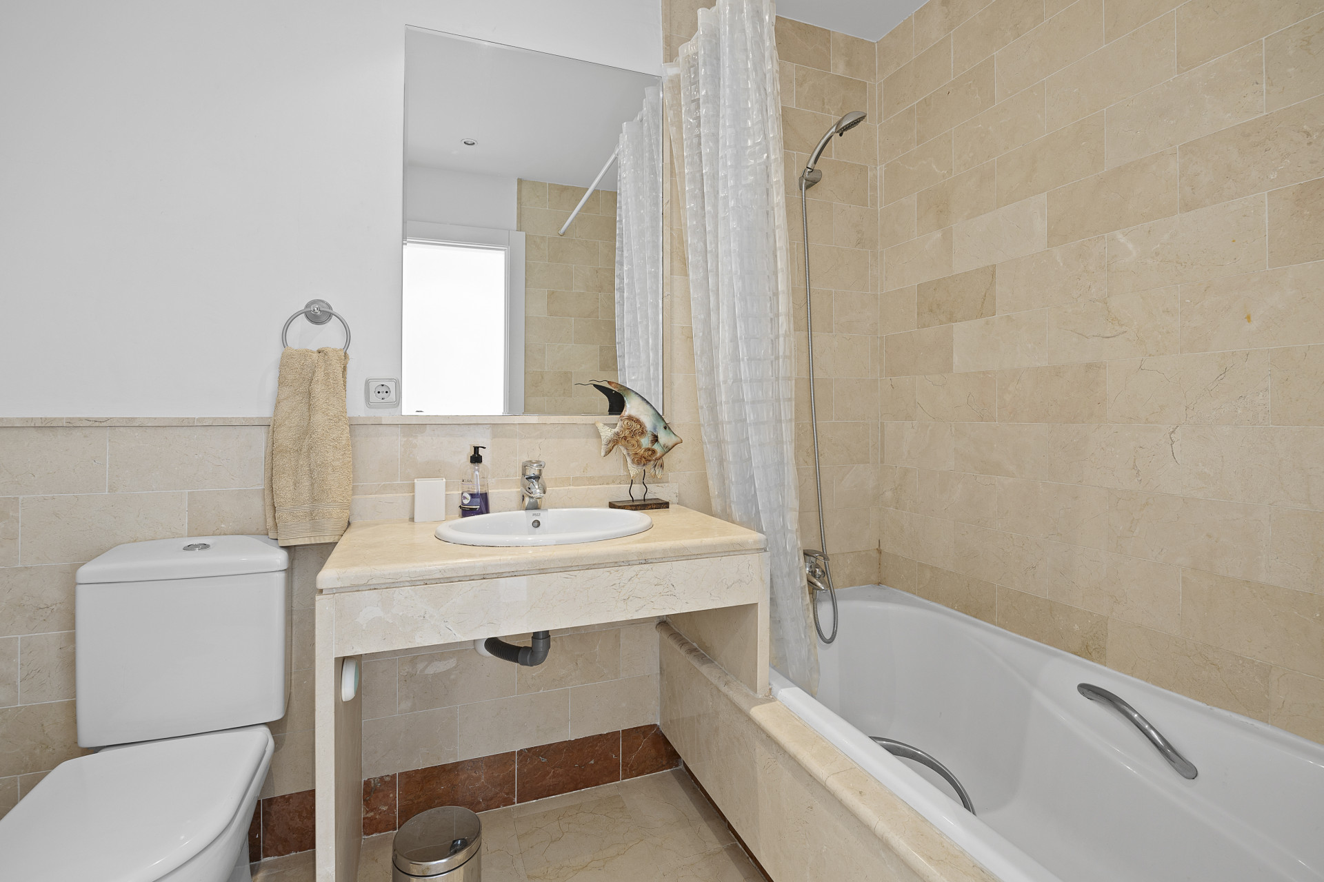 Spacious and bright 4 bedroom apartment in the area of the Golden Mile in Marbella