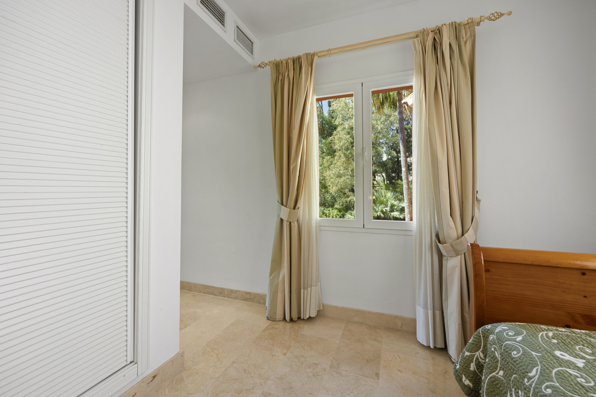 Spacious and bright 4 bedroom apartment in the area of the Golden Mile in Marbella