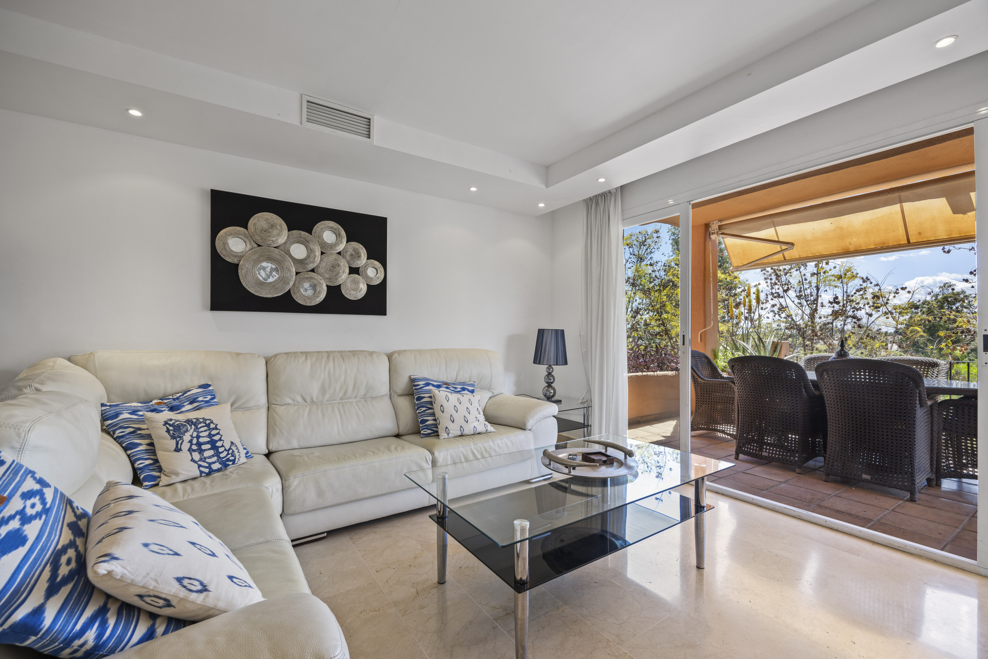 Spacious and bright 4 bedroom apartment in the area of the Golden Mile in Marbella