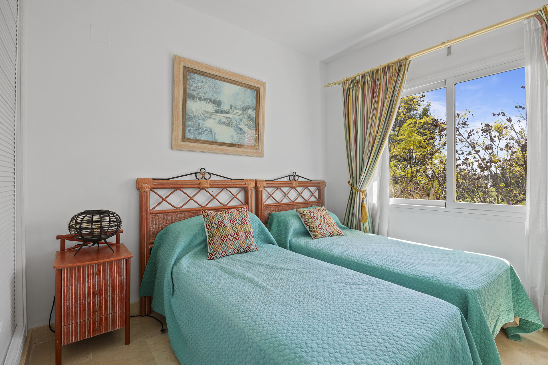 Spacious and bright 4 bedroom apartment in the area of the Golden Mile in Marbella