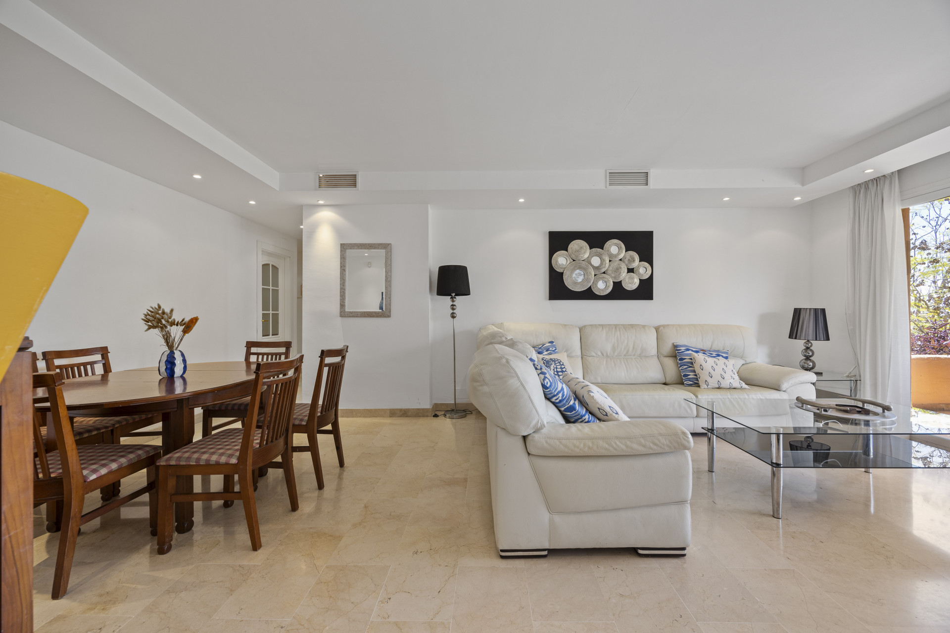 Spacious and bright 4 bedroom apartment in the area of the Golden Mile in Marbella