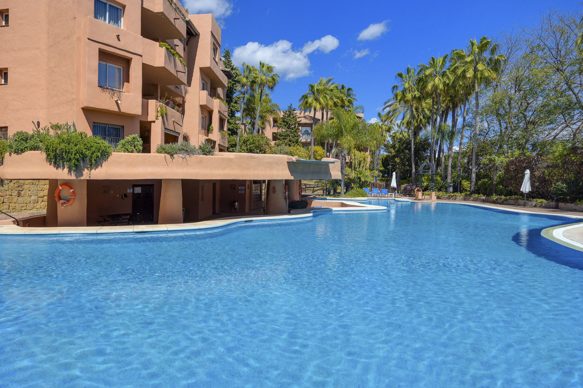 Spacious and bright 4 bedroom apartment in the area of the Golden Mile in Marbella
