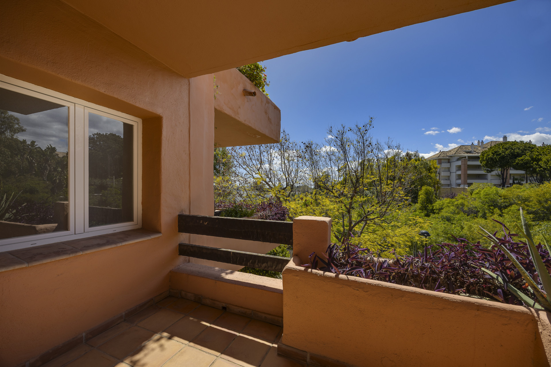 Spacious and bright 4 bedroom apartment in the area of the Golden Mile in Marbella