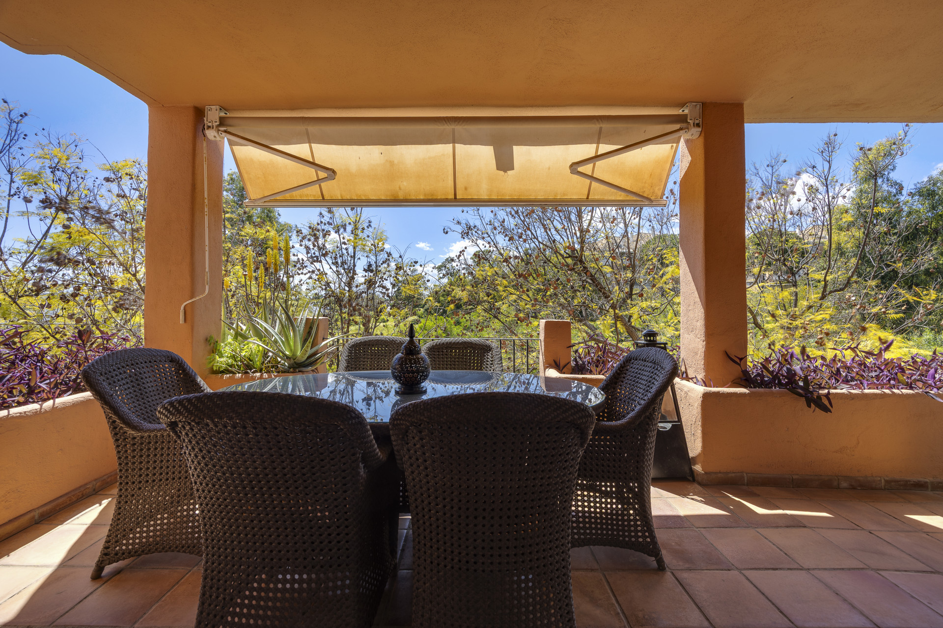 Spacious and bright 4 bedroom apartment in the area of the Golden Mile in Marbella