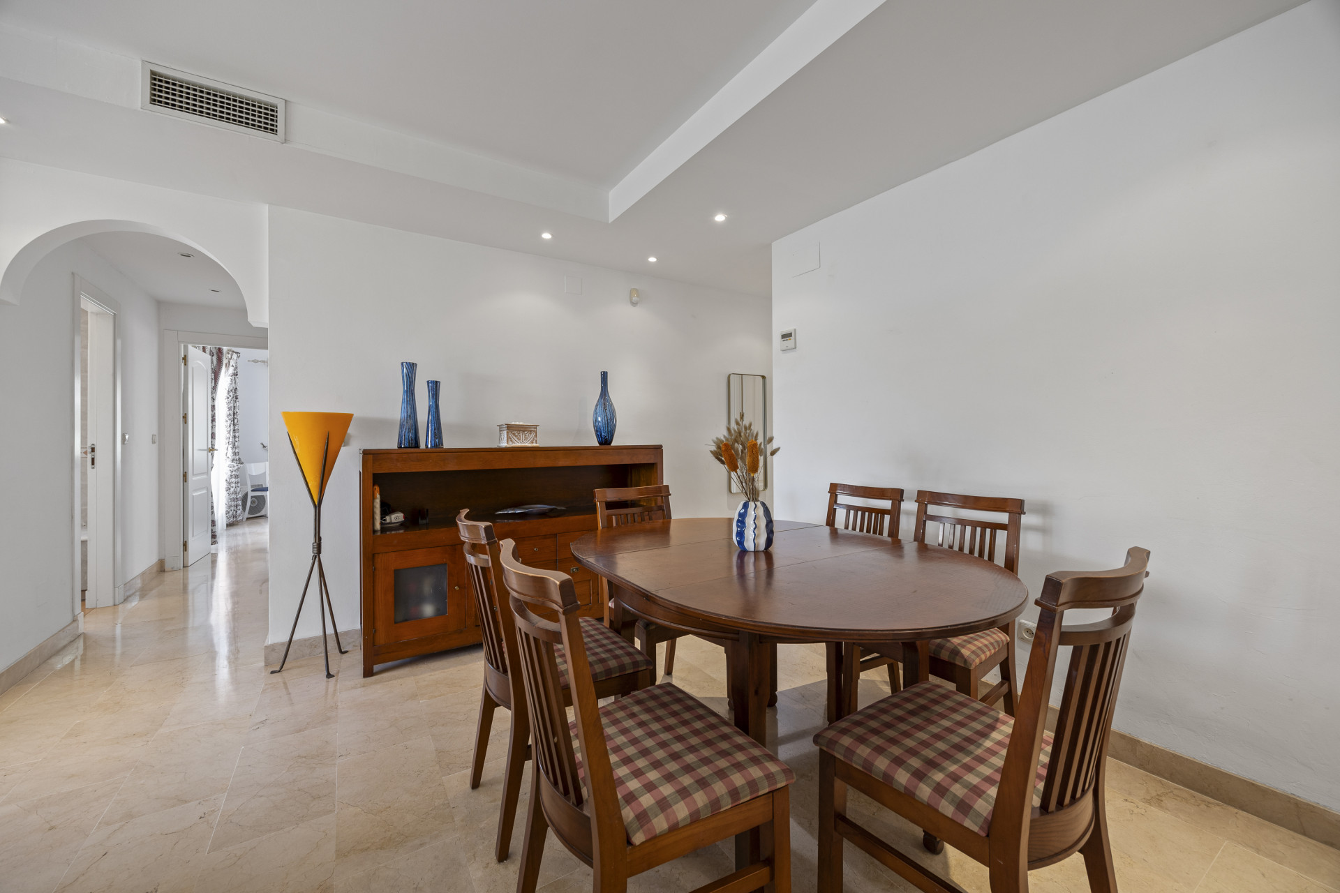 Spacious and bright 4 bedroom apartment in the area of the Golden Mile in Marbella
