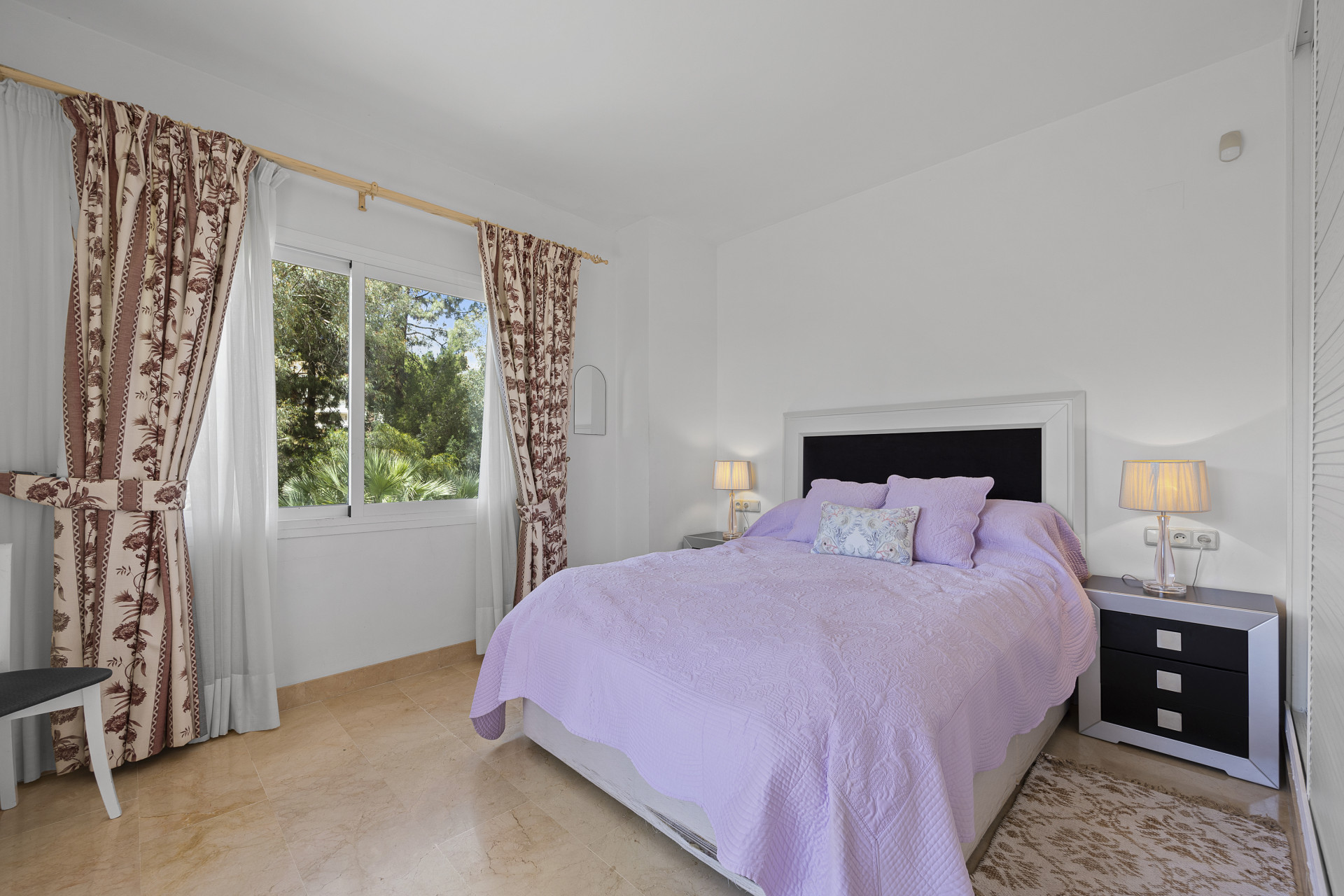 Spacious and bright 4 bedroom apartment in the area of the Golden Mile in Marbella