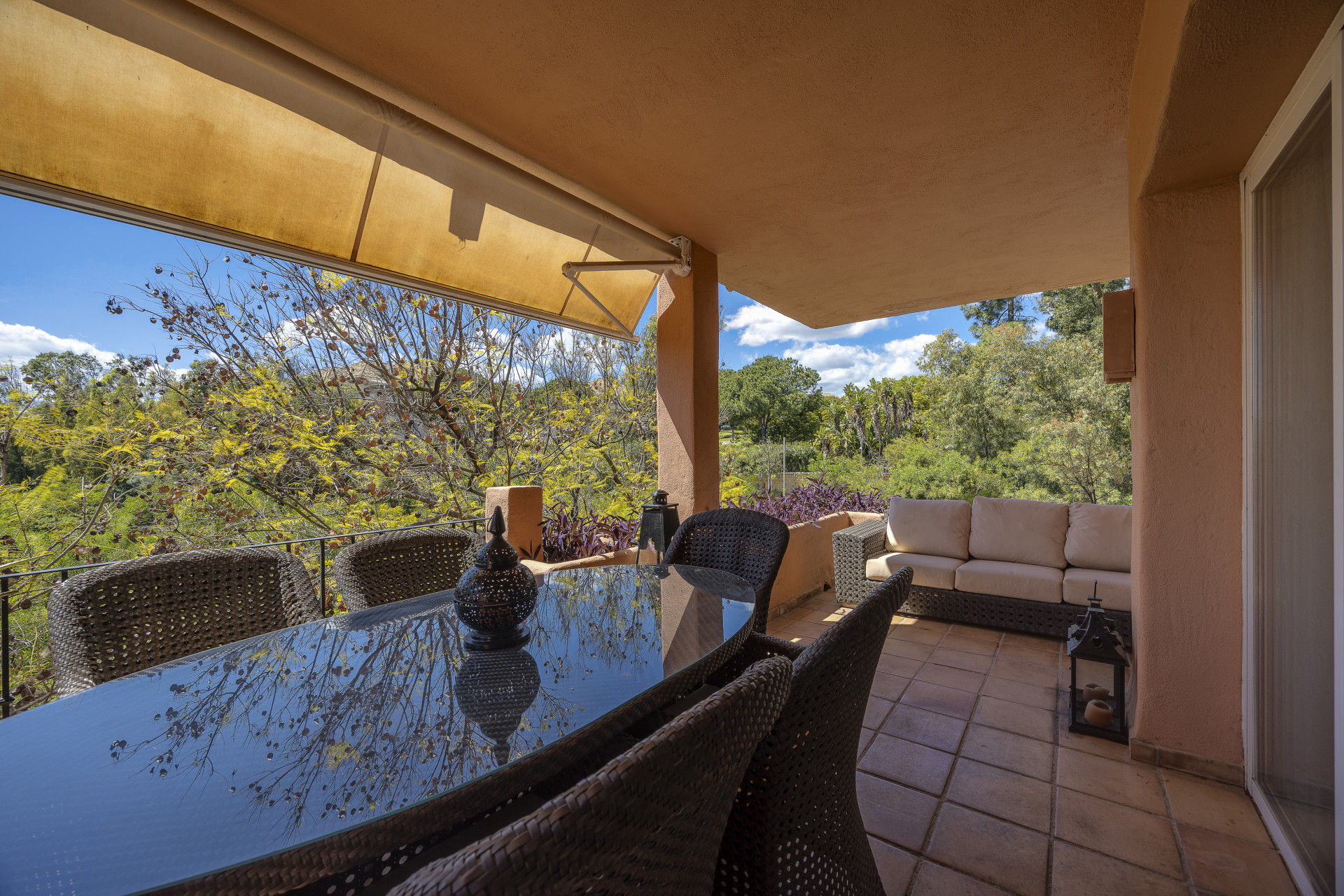 Spacious and bright 4 bedroom apartment in the area of the Golden Mile in Marbella