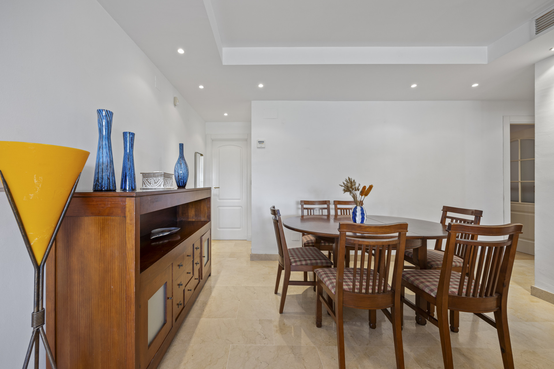 Spacious and bright 4 bedroom apartment in the area of the Golden Mile in Marbella