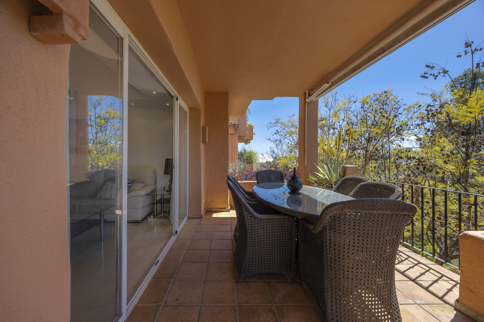 Spacious and bright 4 bedroom apartment in the area of the Golden Mile in Marbella