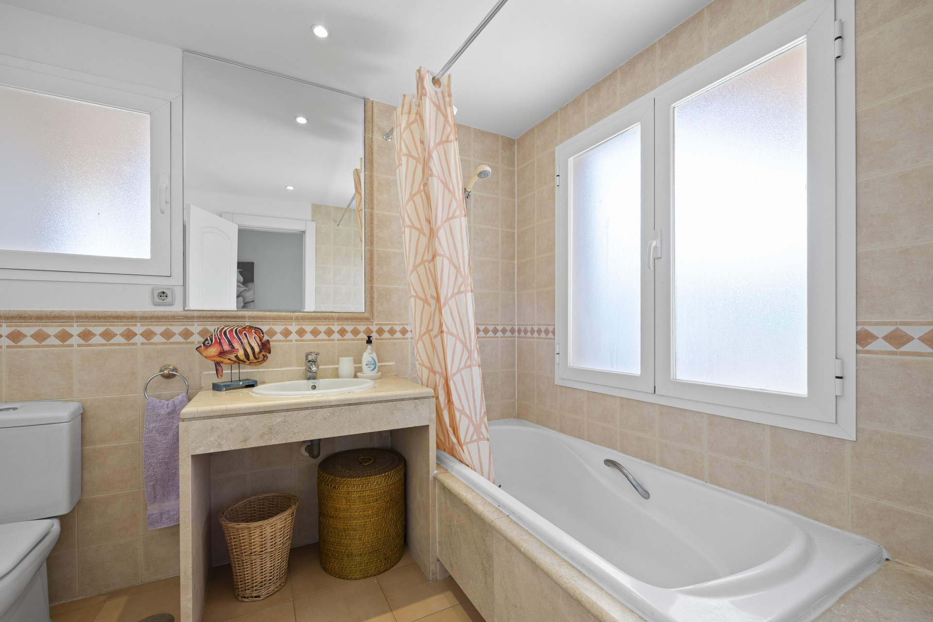 Spacious and bright 4 bedroom apartment in the area of the Golden Mile in Marbella