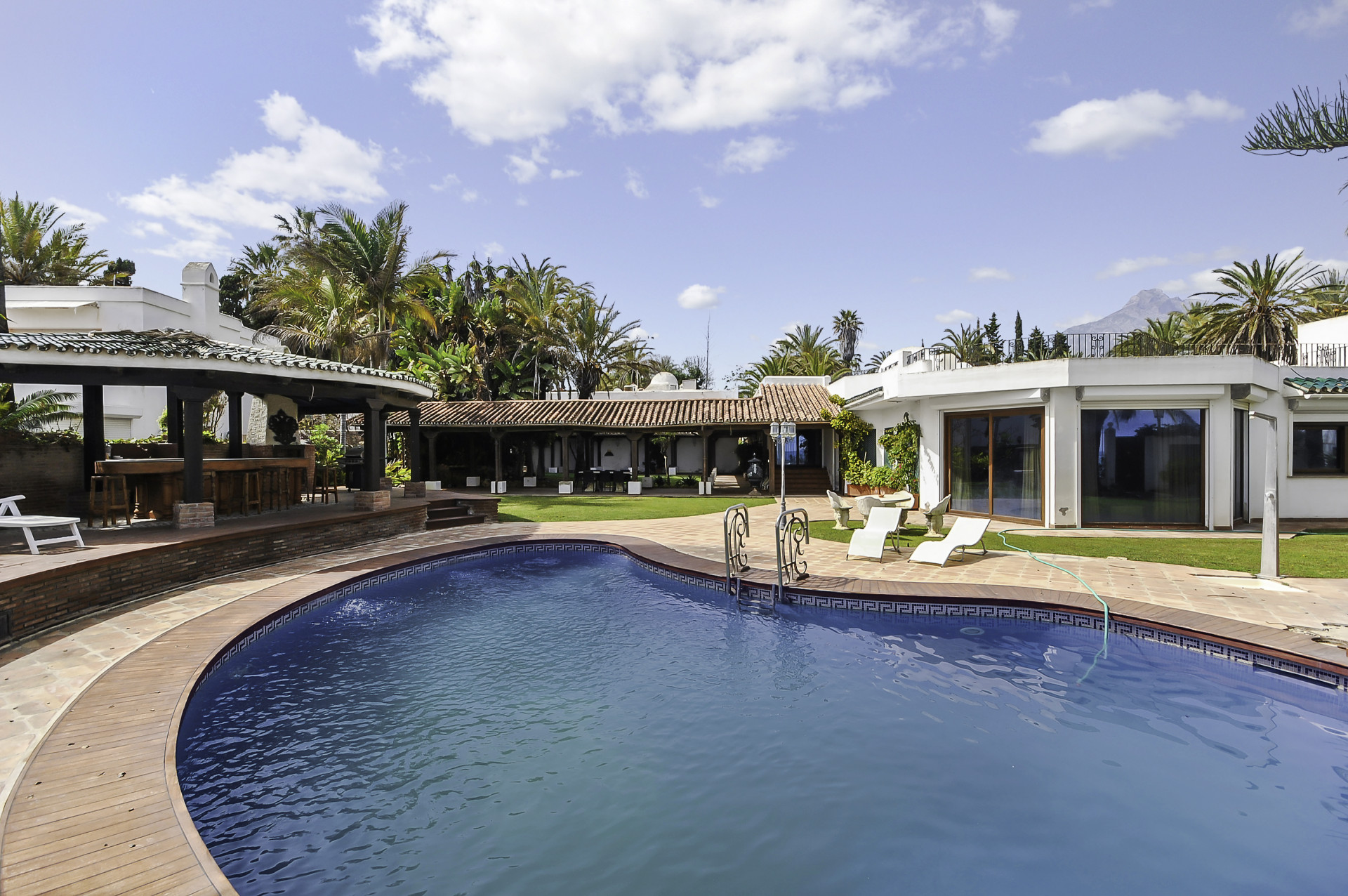 Villa única frente a la playa situada en la dirección más deseable de Marbella, La Milla de Oro. en Marbella Golden Mile