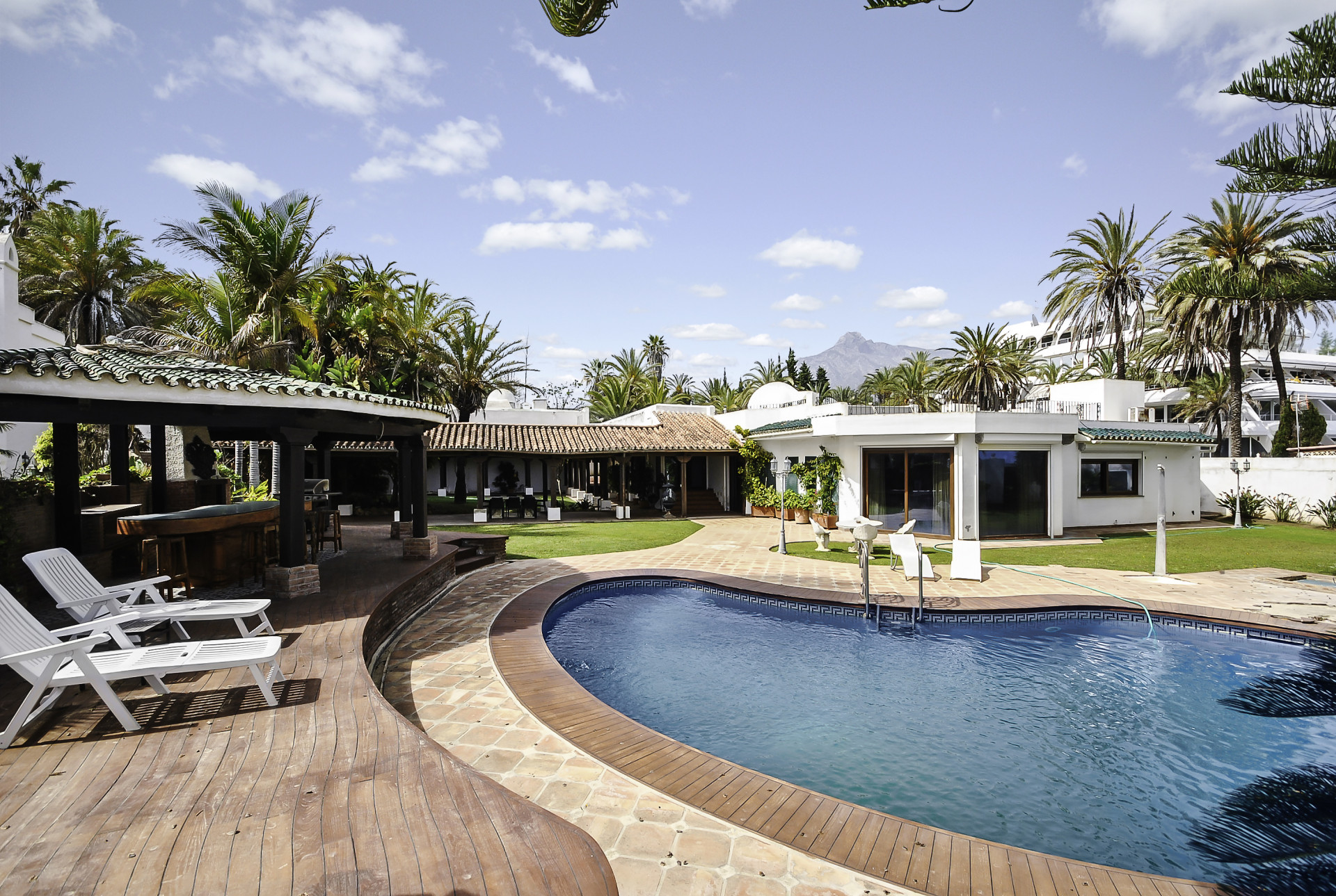 Villa única frente a la playa situada en la dirección más deseable de Marbella, La Milla de Oro. en Marbella Golden Mile