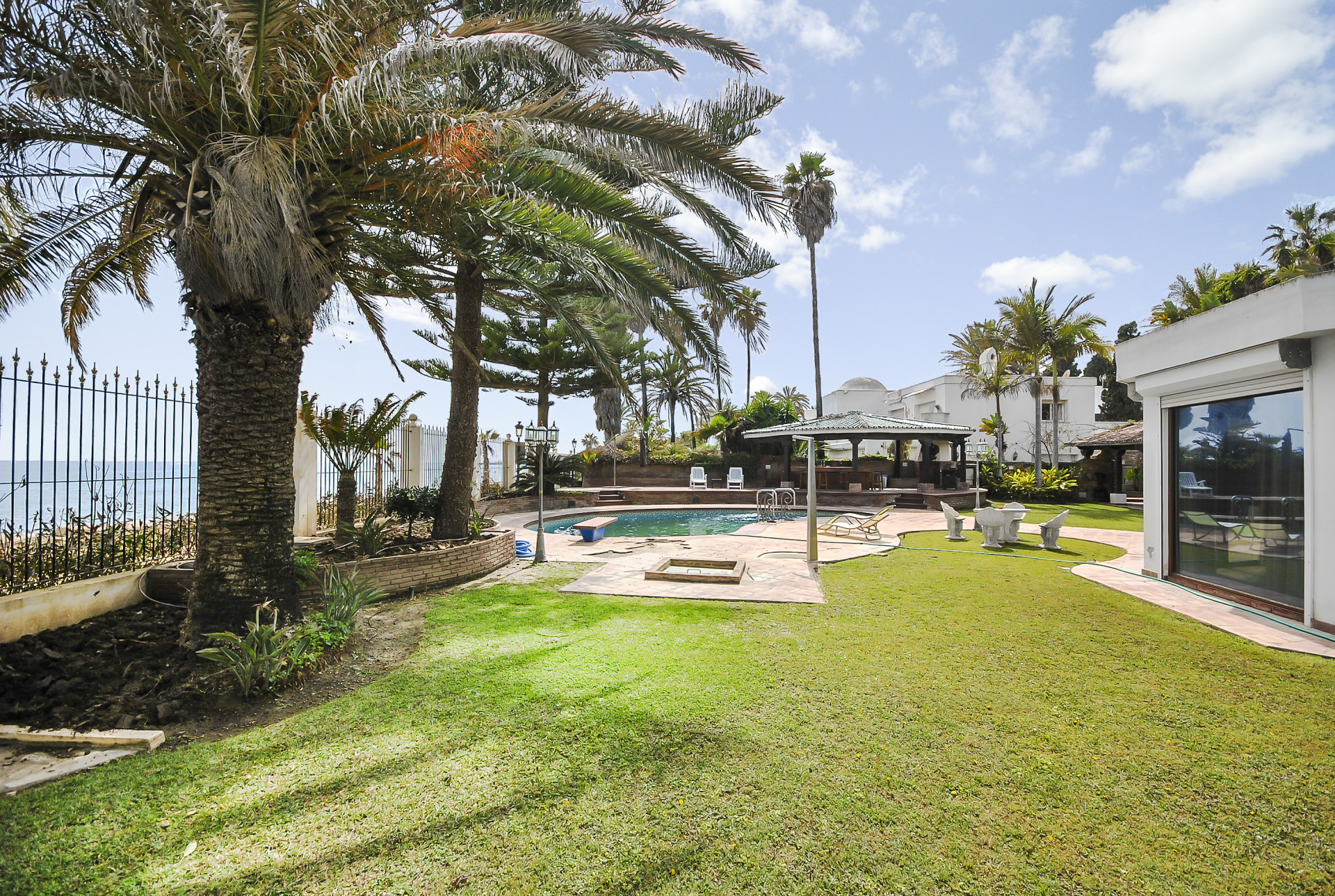 Villa única frente a la playa situada en la dirección más deseable de Marbella, La Milla de Oro. en Marbella Golden Mile