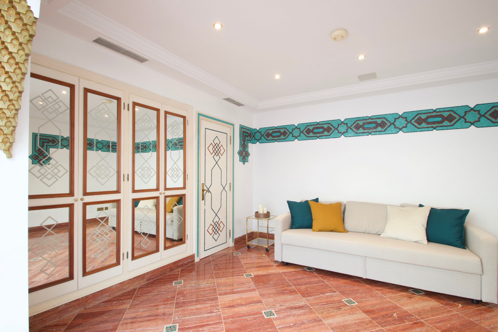 Villa única frente a la playa situada en la dirección más deseable de Marbella, La Milla de Oro. en Marbella Golden Mile